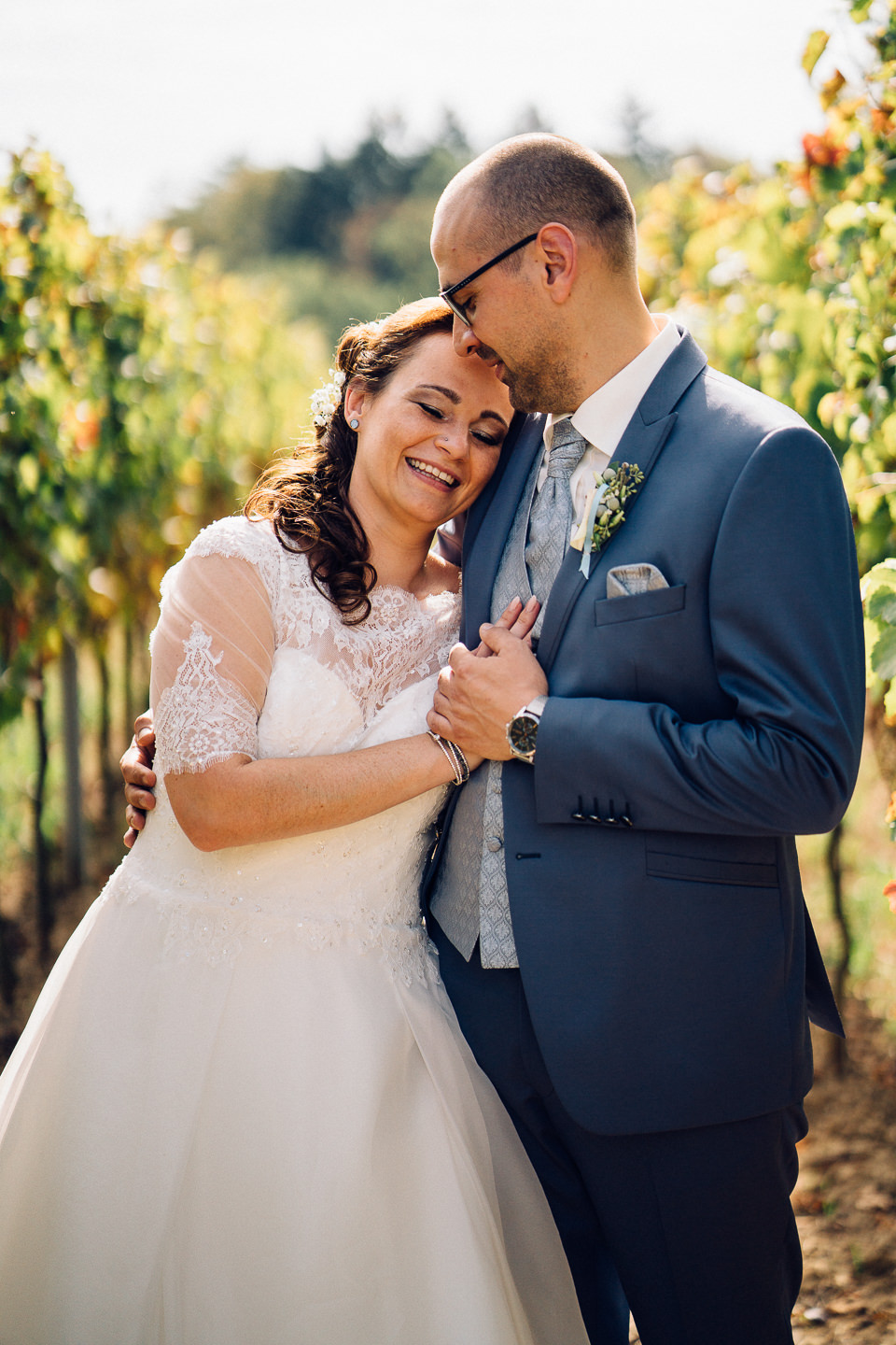 Hochzeitsfotograf Kraichgau Weingut Heitlinger Xenia und Florian Brautpaarfotos Brautportrait Weinberge Vineyard Vineyard Bridal Portraits Emotional Kraichtal