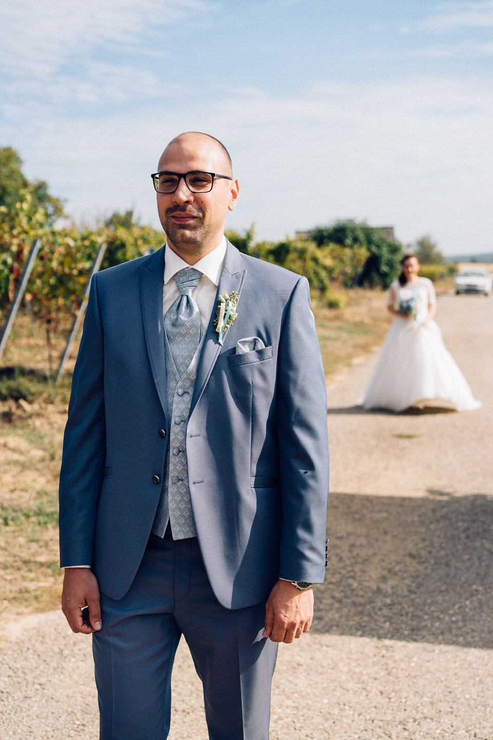 Hochzeitsfotograf Kraichgau Weingut Heitlinger Xenia und Florian Brautpaarfotos Brautportrait Weinberge Vineyard Vineyard Bridal Portraits Emotional Kraichtal