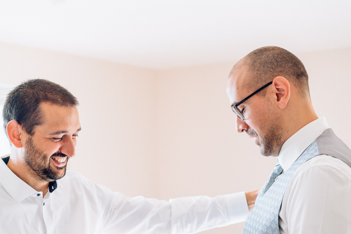Hochzeitsfotograf Kraichgau Weingut Heitlinger Xenia und Florian Getting Ready Vorbereitungen Hochzeit mit Kind Evangelische Hochzeit