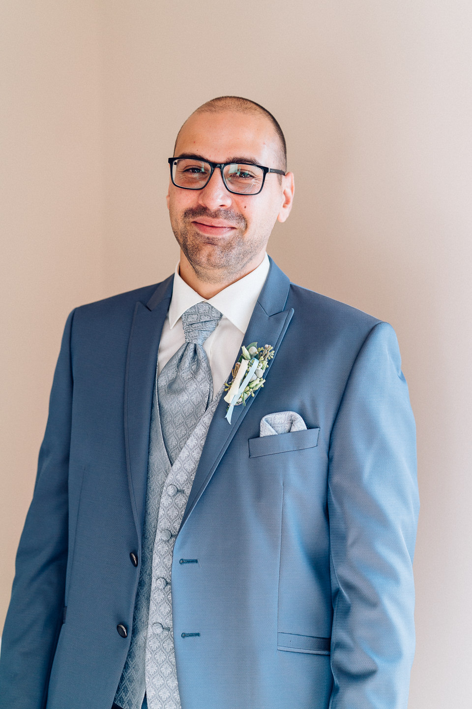 Hochzeitsfotograf Kraichgau Weingut Heitlinger Xenia und Florian Getting Ready Vorbereitungen Hochzeit mit Kind Evangelische Hochzeit