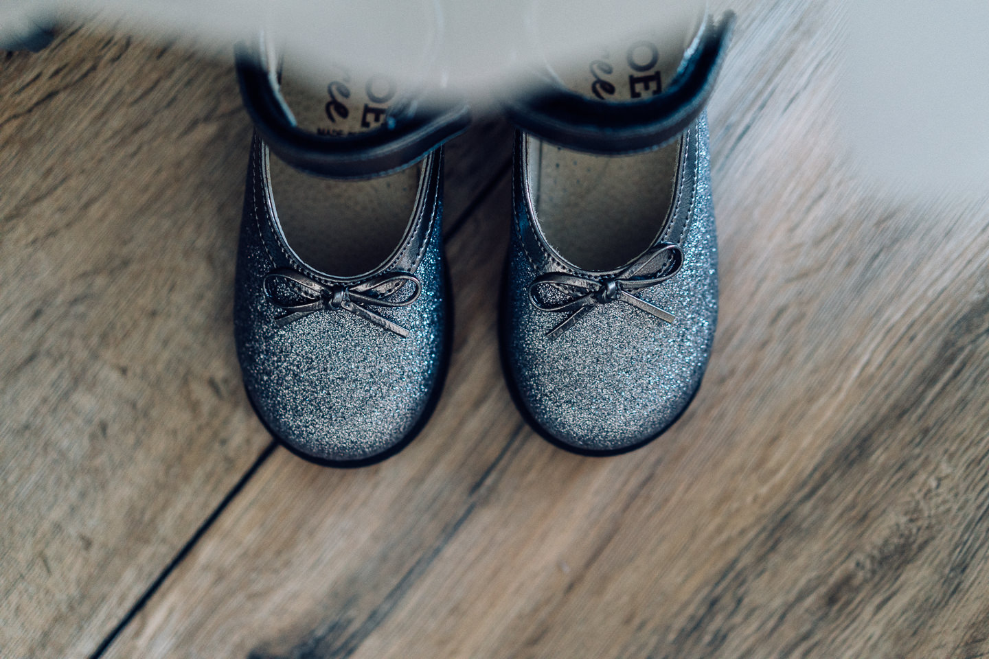 Hochzeitsfotograf Kraichgau Weingut Heitlinger Xenia und Florian Getting Ready Vorbereitungen Hochzeit mit Kind Evangelische Hochzeit