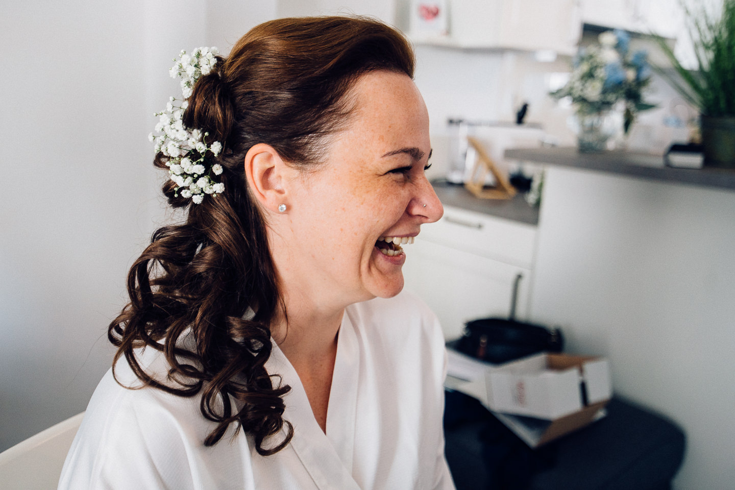 Hochzeitsfotograf Kraichgau Weingut Heitlinger Xenia und Florian Getting Ready Vorbereitungen Hochzeit mit Kind Evangelische Hochzeit