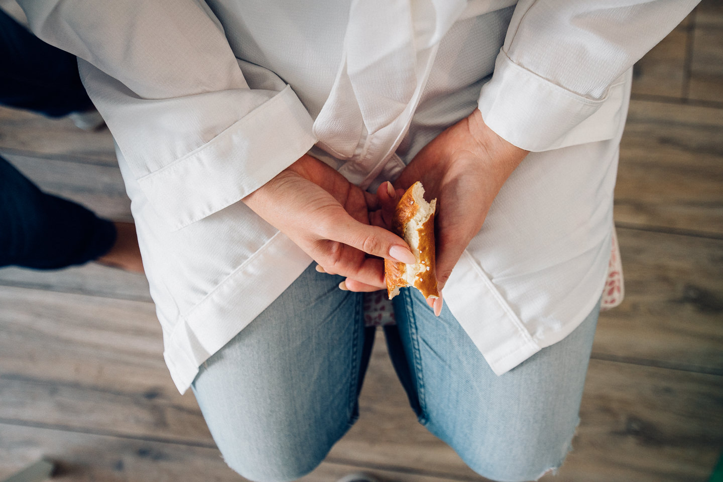Hochzeitsfotograf Kraichgau Weingut Heitlinger Xenia und Florian Getting Ready Vorbereitungen Hochzeit mit Kind Evangelische Hochzeit
