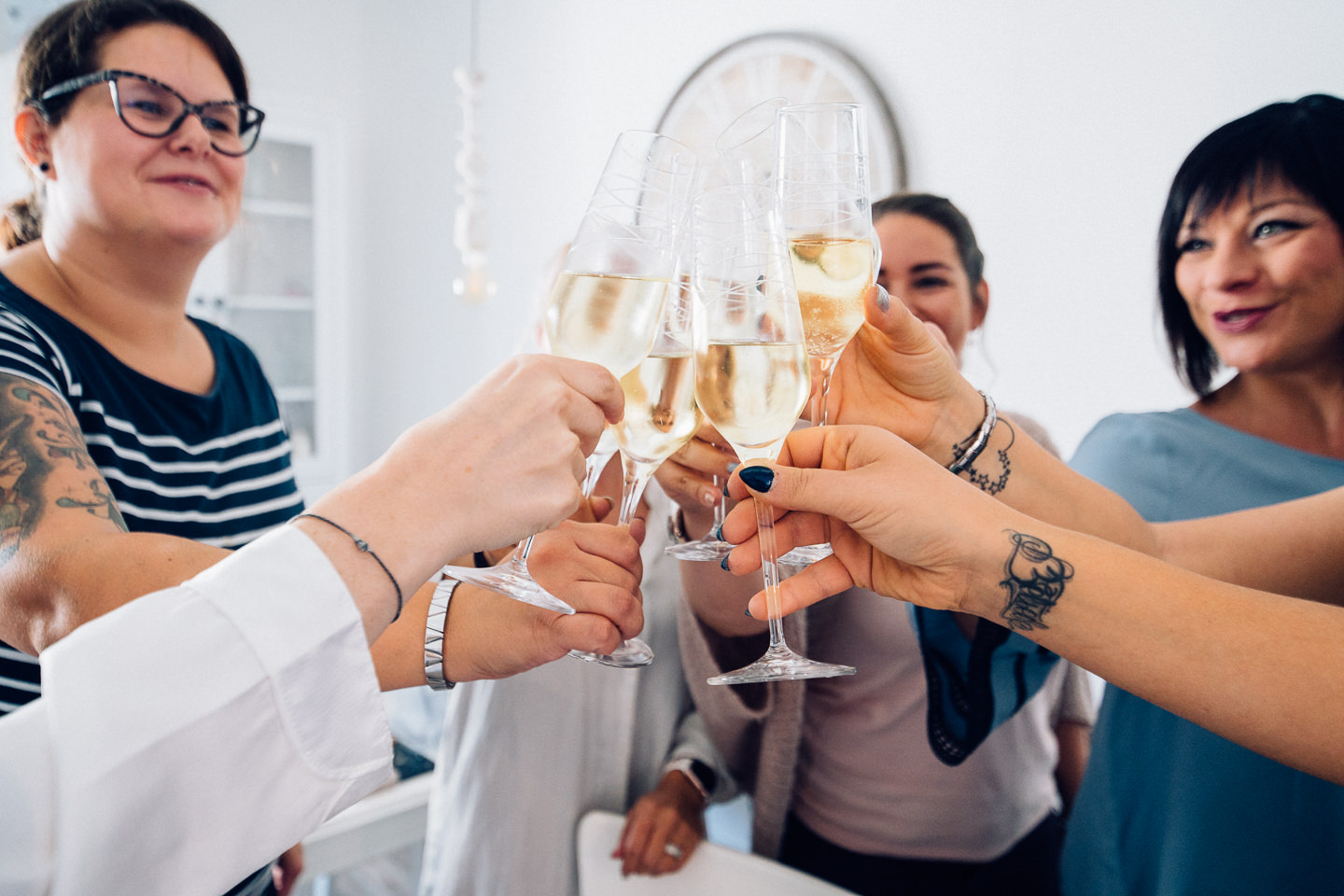 Hochzeitsfotograf Kraichgau Weingut Heitlinger Xenia und Florian Getting Ready Vorbereitungen Hochzeit mit Kind Evangelische Hochzeit