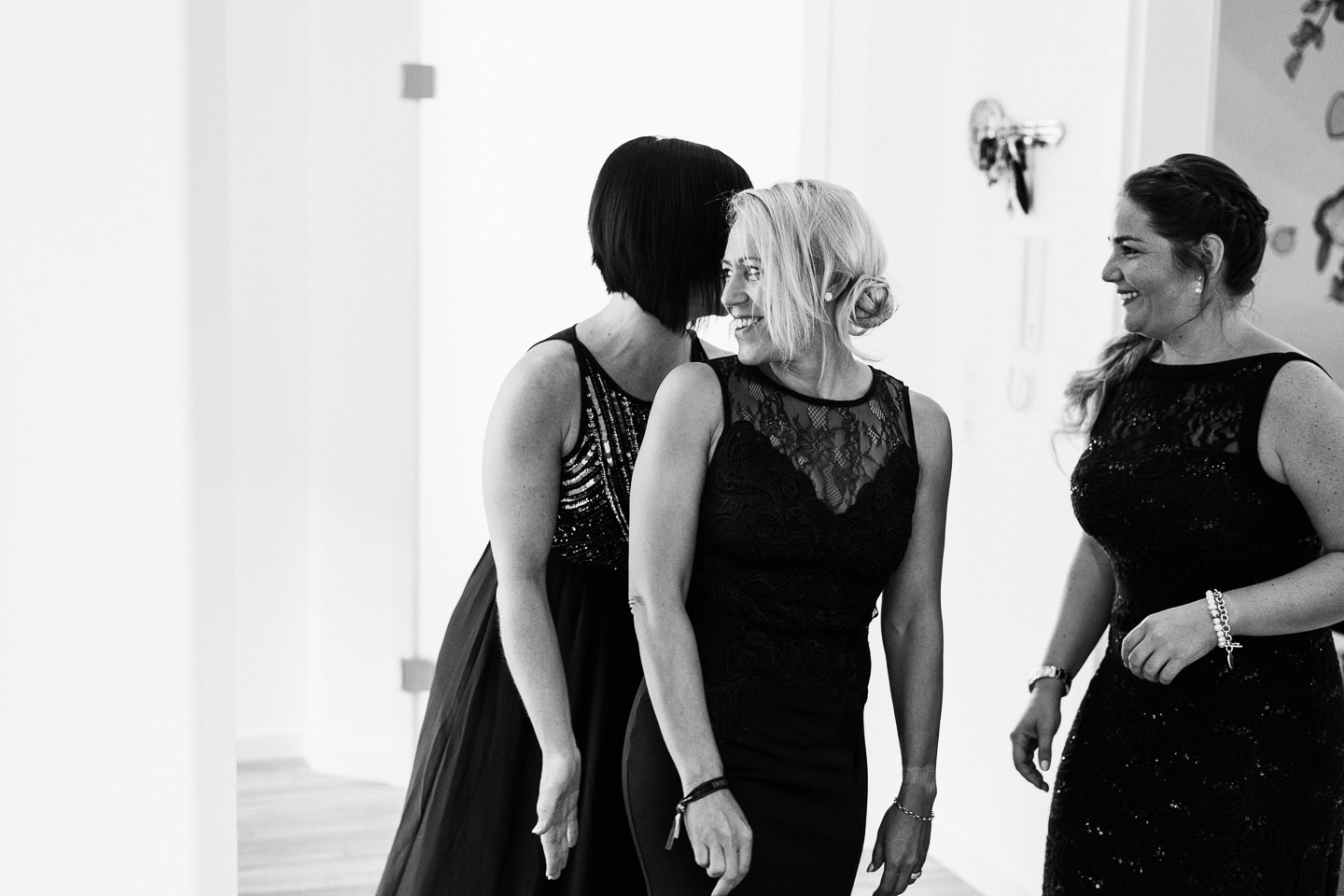 Hochzeitsfotograf Kraichgau Weingut Heitlinger Xenia und Florian Getting Ready Vorbereitungen Hochzeit mit Kind Evangelische Hochzeit