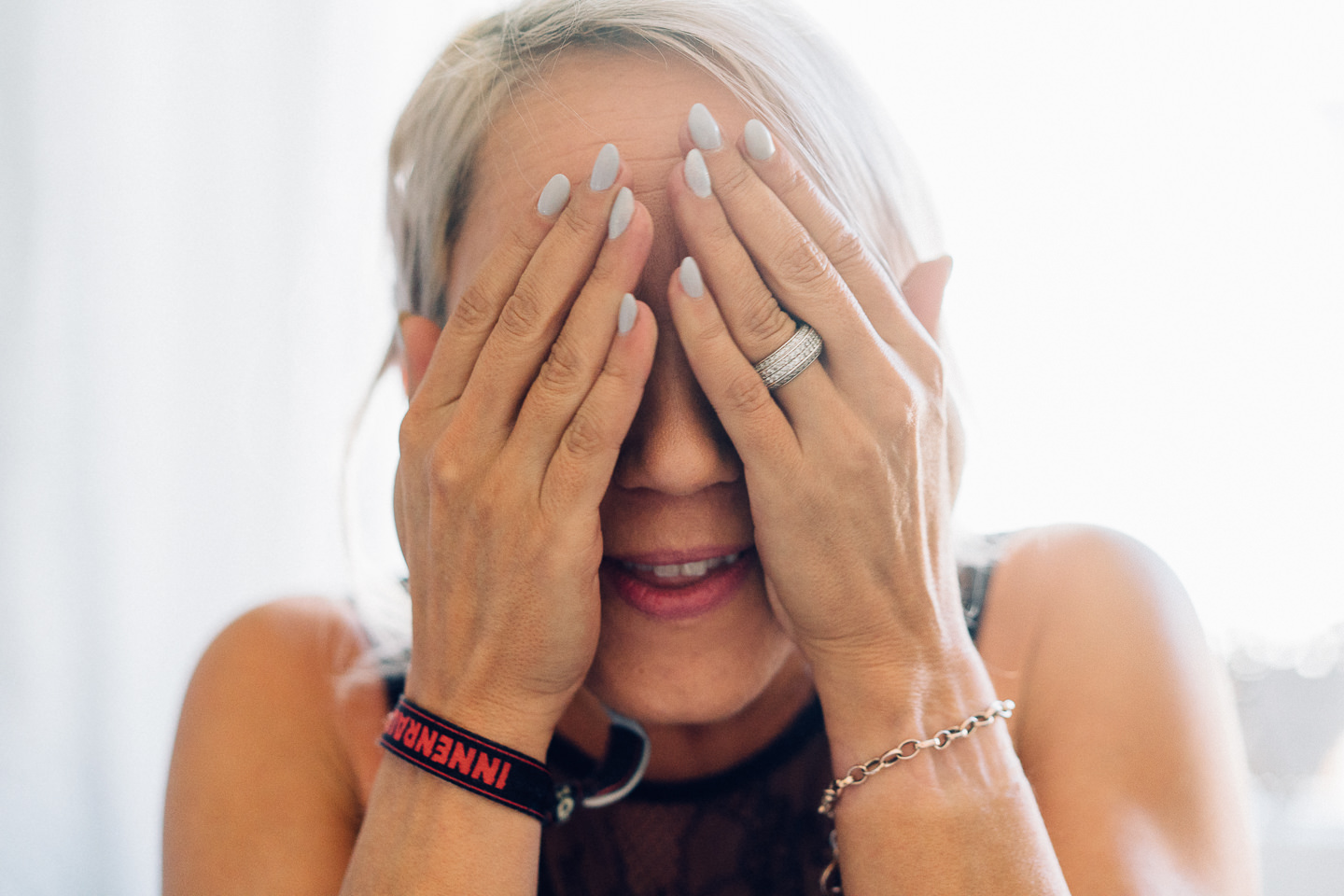 Hochzeitsfotograf Kraichgau Weingut Heitlinger Xenia und Florian Getting Ready Vorbereitungen Hochzeit mit Kind Evangelische Hochzeit