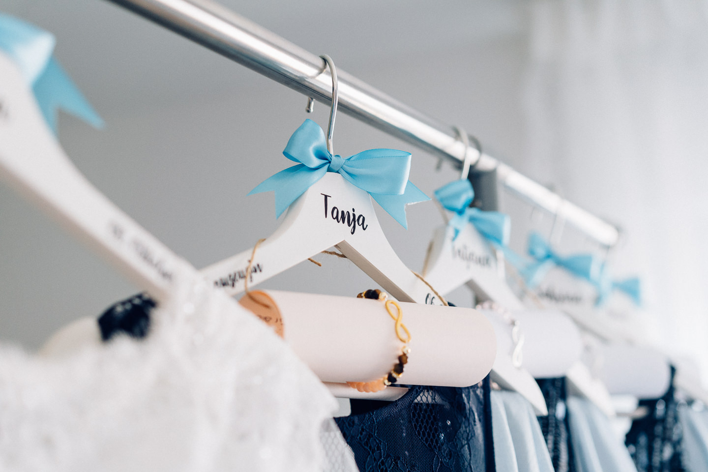 Hochzeitsfotograf Kraichgau Weingut Heitlinger Xenia und Florian Getting Ready Vorbereitungen Hochzeit mit Kind Evangelische Hochzeit