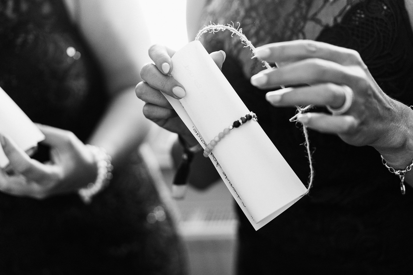 Hochzeitsfotograf Kraichgau Weingut Heitlinger Xenia und Florian Getting Ready Vorbereitungen Hochzeit mit Kind Evangelische Hochzeit