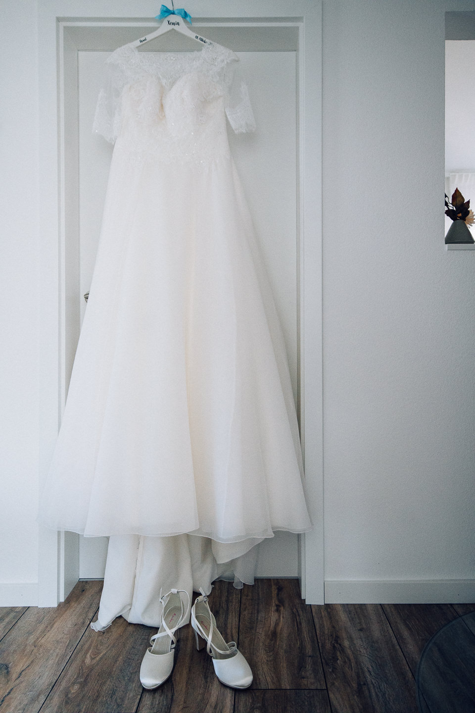 Hochzeitsfotograf Kraichgau Weingut Heitlinger Xenia und Florian Getting Ready Vorbereitungen Hochzeit mit Kind Evangelische Hochzeit