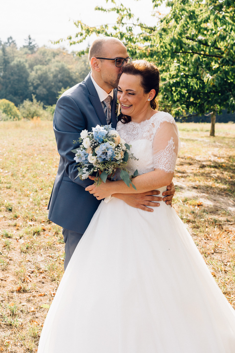 Hochzeitsfotograf Kraichgau Weingut Heitlinger Xenia und Florian Brautpaarfotos Brautportrait Weinberge Vineyard Vineyard Bridal Portraits Emotional Kraichtal