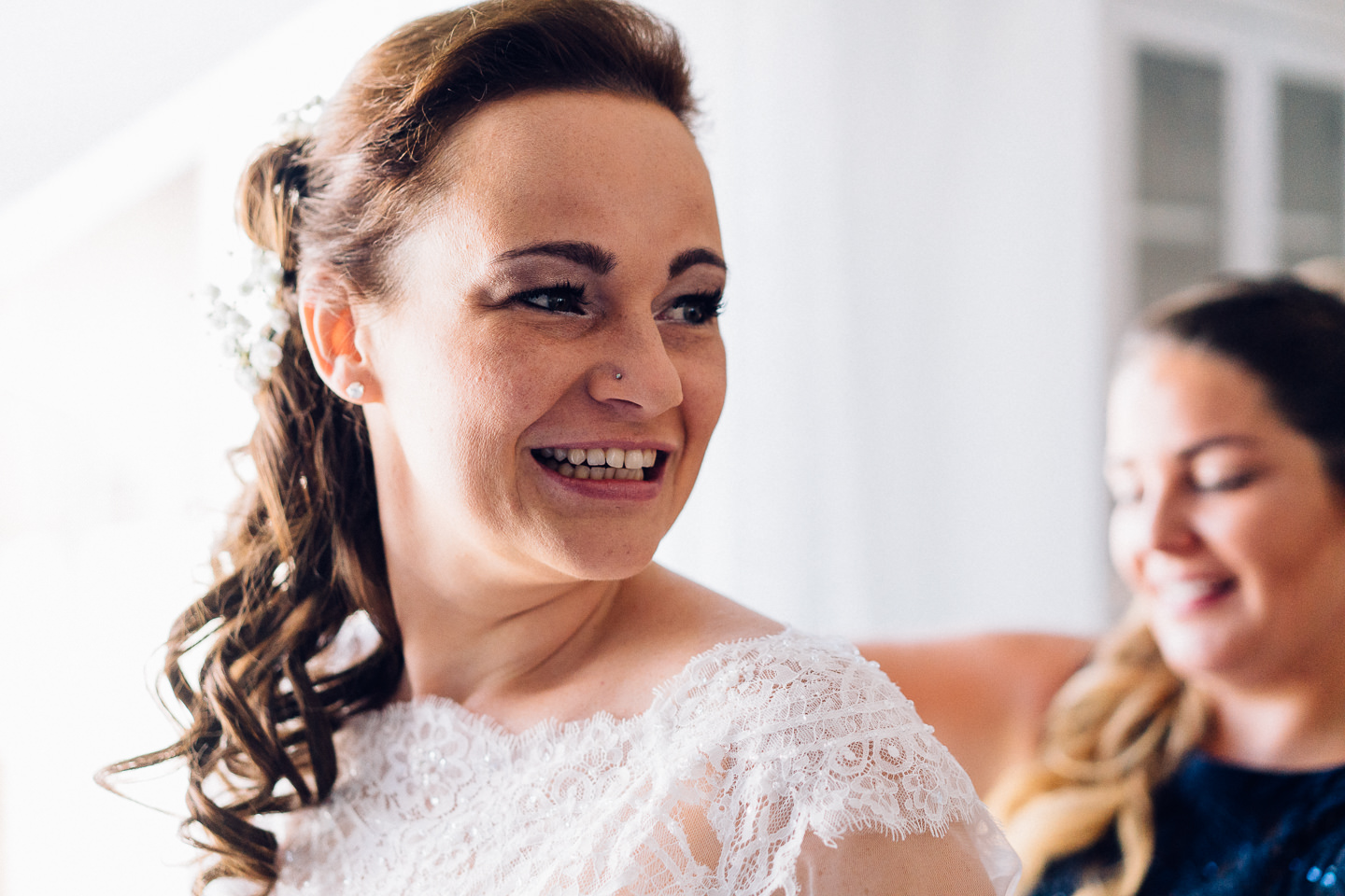 Hochzeitsfotograf Kraichgau Weingut Heitlinger Xenia und Florian Getting Ready Vorbereitungen Hochzeit mit Kind Evangelische Hochzeit