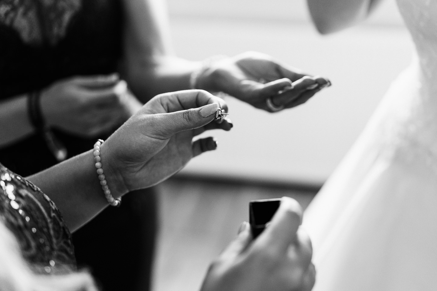 Hochzeitsfotograf Kraichgau Weingut Heitlinger Xenia und Florian Getting Ready Vorbereitungen Hochzeit mit Kind Evangelische Hochzeit