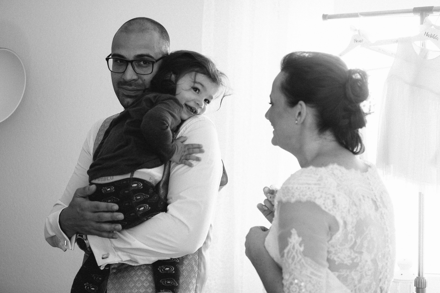 Hochzeitsfotograf Kraichgau Weingut Heitlinger Xenia und Florian Getting Ready Vorbereitungen Hochzeit mit Kind Evangelische Hochzeit