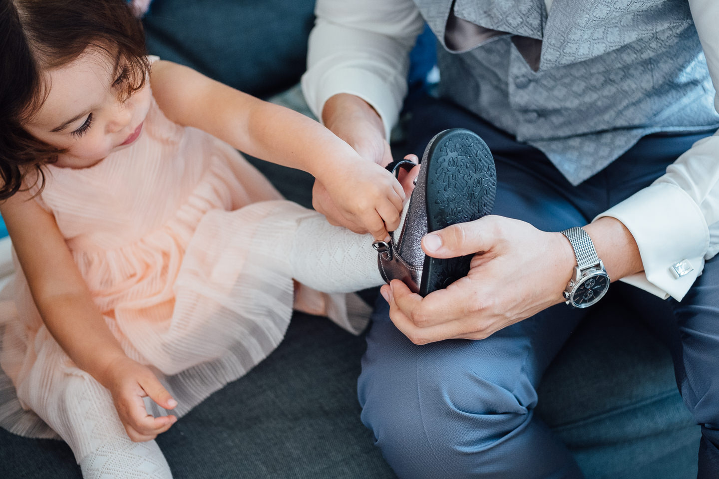 Hochzeitsfotograf Kraichgau Weingut Heitlinger Xenia und Florian Getting Ready Vorbereitungen Hochzeit mit Kind Evangelische Hochzeit