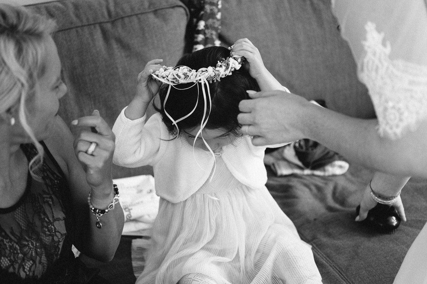 Hochzeitsfotograf Kraichgau Weingut Heitlinger Xenia und Florian Getting Ready Vorbereitungen Hochzeit mit Kind Evangelische Hochzeit