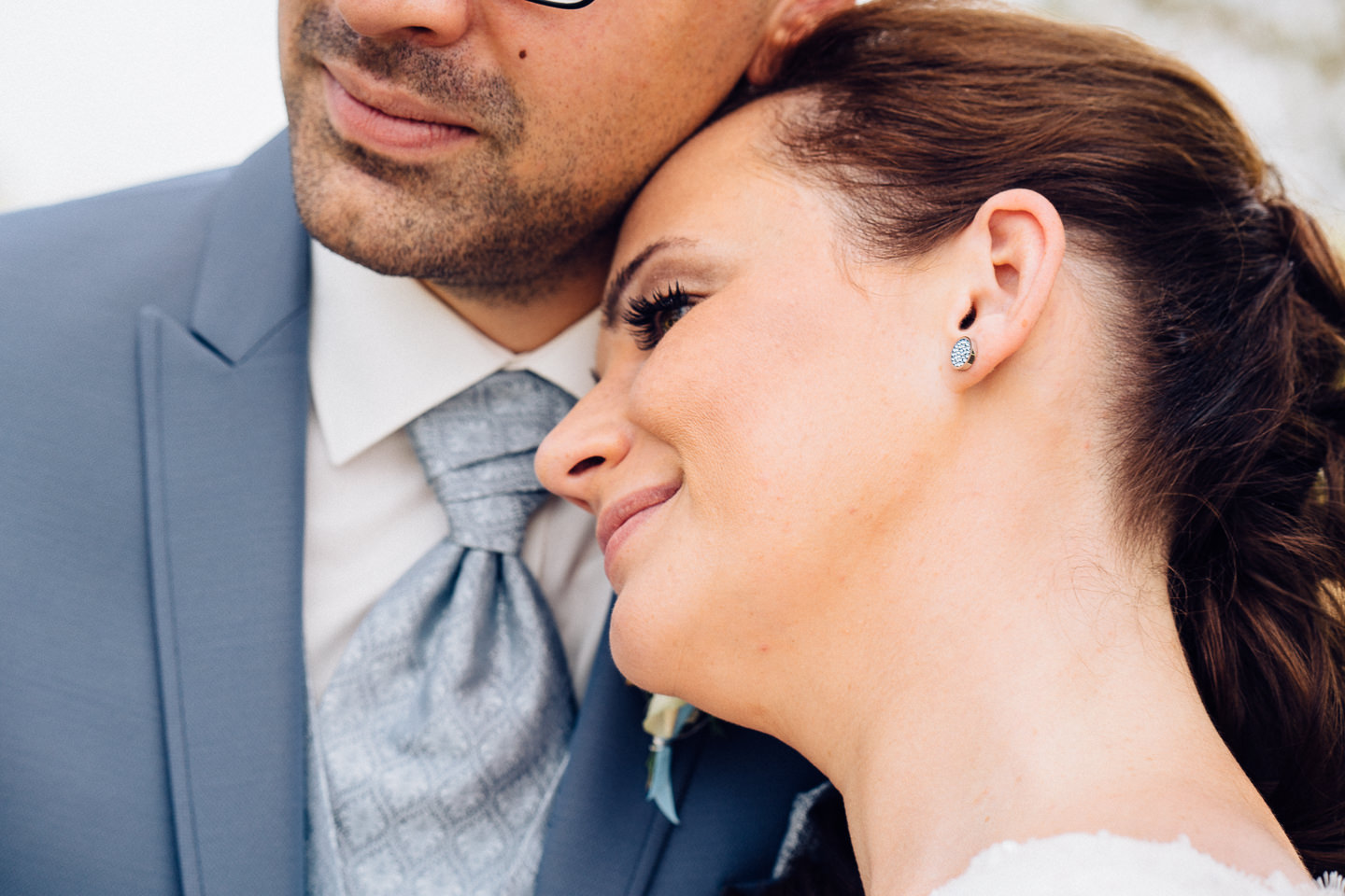 Hochzeitsfotograf Kraichgau Weingut Heitlinger Xenia und Florian Brautpaarfotos Brautportrait Weinberge Vineyard Vineyard Bridal Portraits Emotional Kraichtal