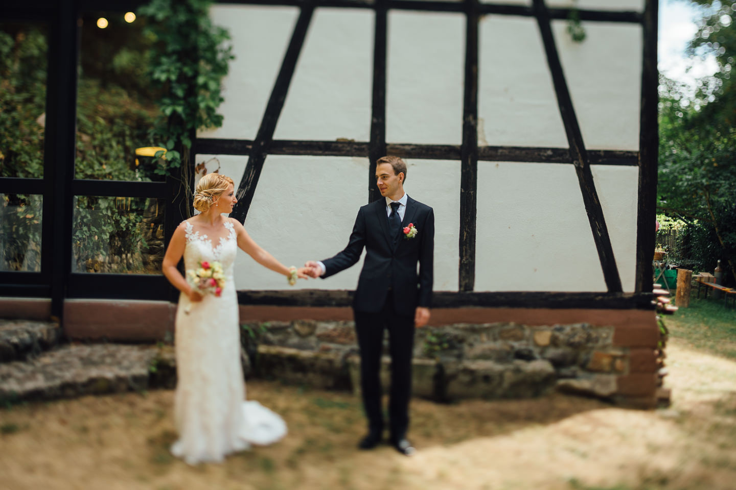 Hochzeitsfotograf Odenwald Burgruine Rodenstein Janina und Henrik Brautpaarportraits Hofgut Rodenstein mit BMW Oldtimer