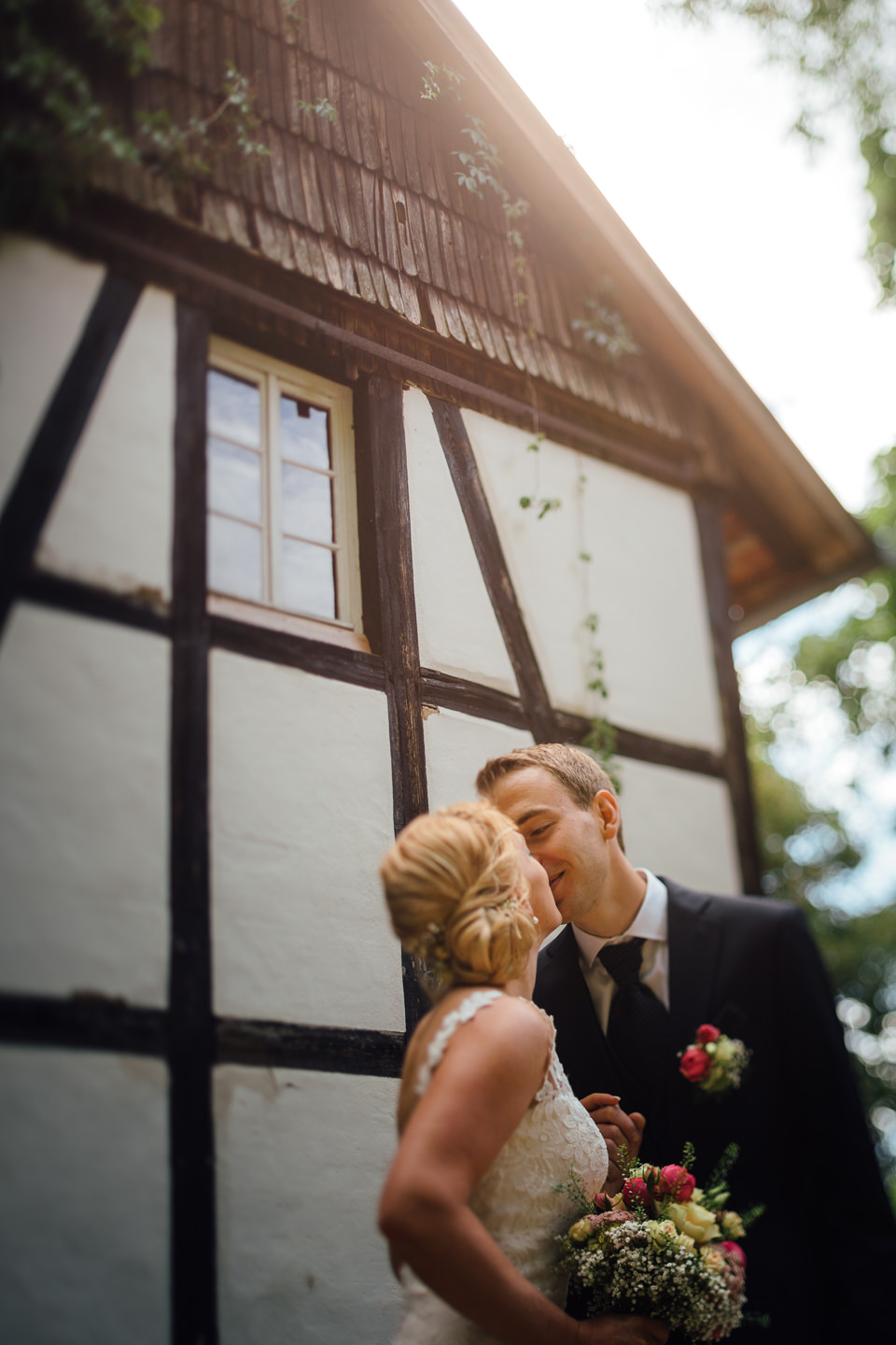 Hochzeitsfotograf Odenwald Burgruine Rodenstein Janina und Henrik Brautpaarportraits Hofgut Rodenstein mit BMW Oldtimer