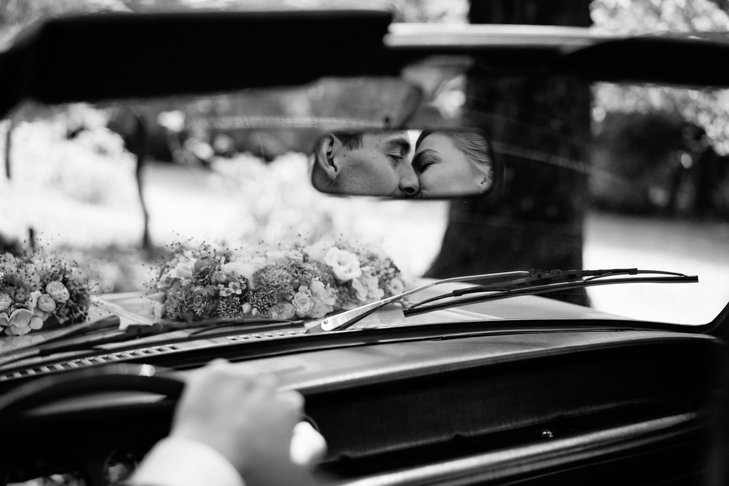 Hochzeitsfotograf Odenwald Burgruine Rodenstein Janina und Henrik Brautpaarportraits Hofgut Rodenstein mit BMW Oldtimer