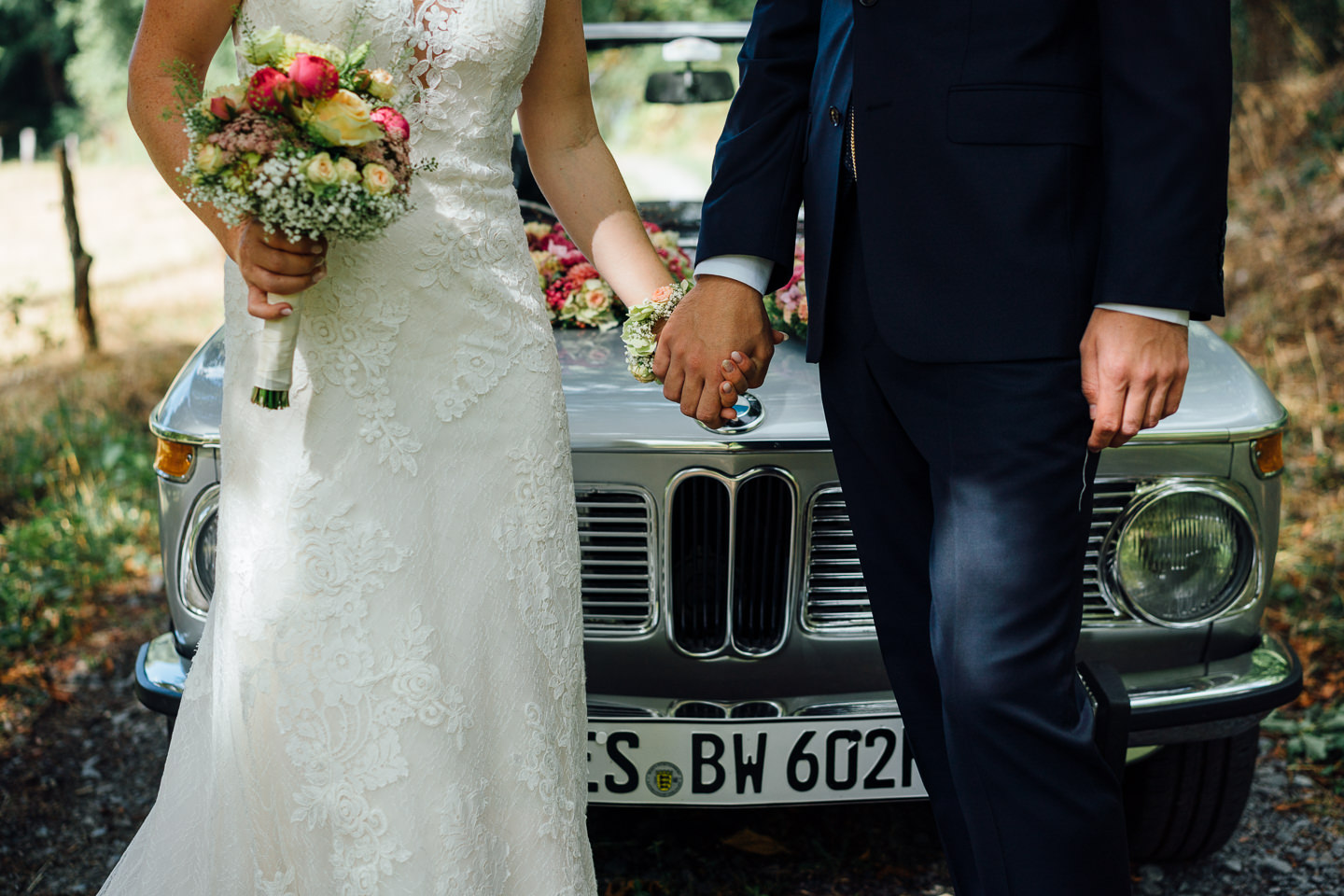 Hochzeitsfotograf Odenwald Burgruine Rodenstein Janina und Henrik Brautpaarportraits Hofgut Rodenstein mit BMW Oldtimer