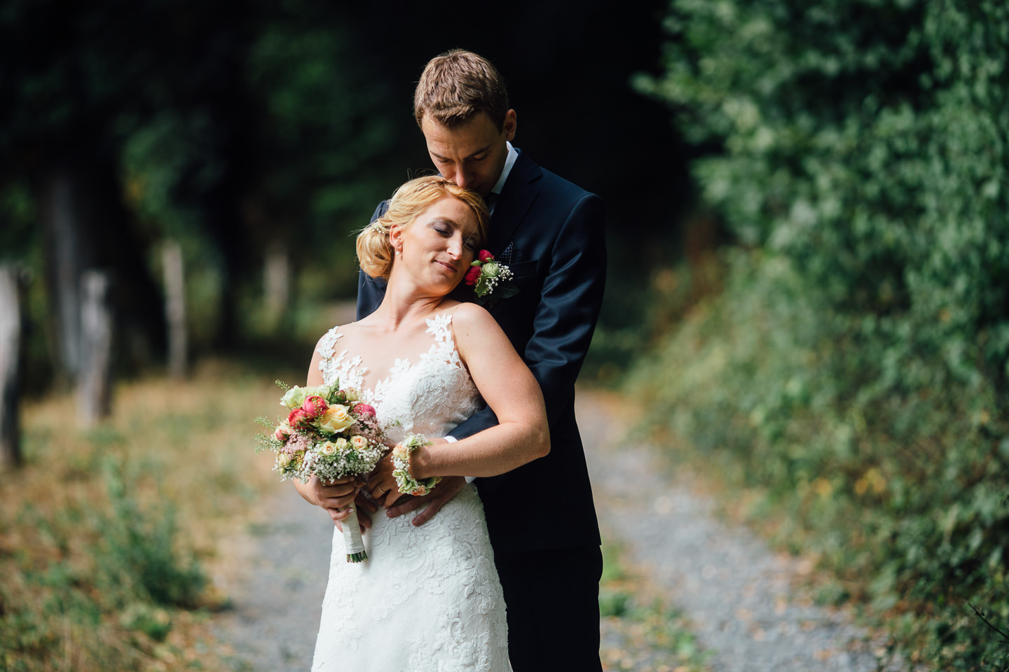 Hochzeitsfotograf Odenwald Burgruine Rodenstein Janina und Henrik Brautpaarportraits Hofgut Rodenstein mit BMW Oldtimer