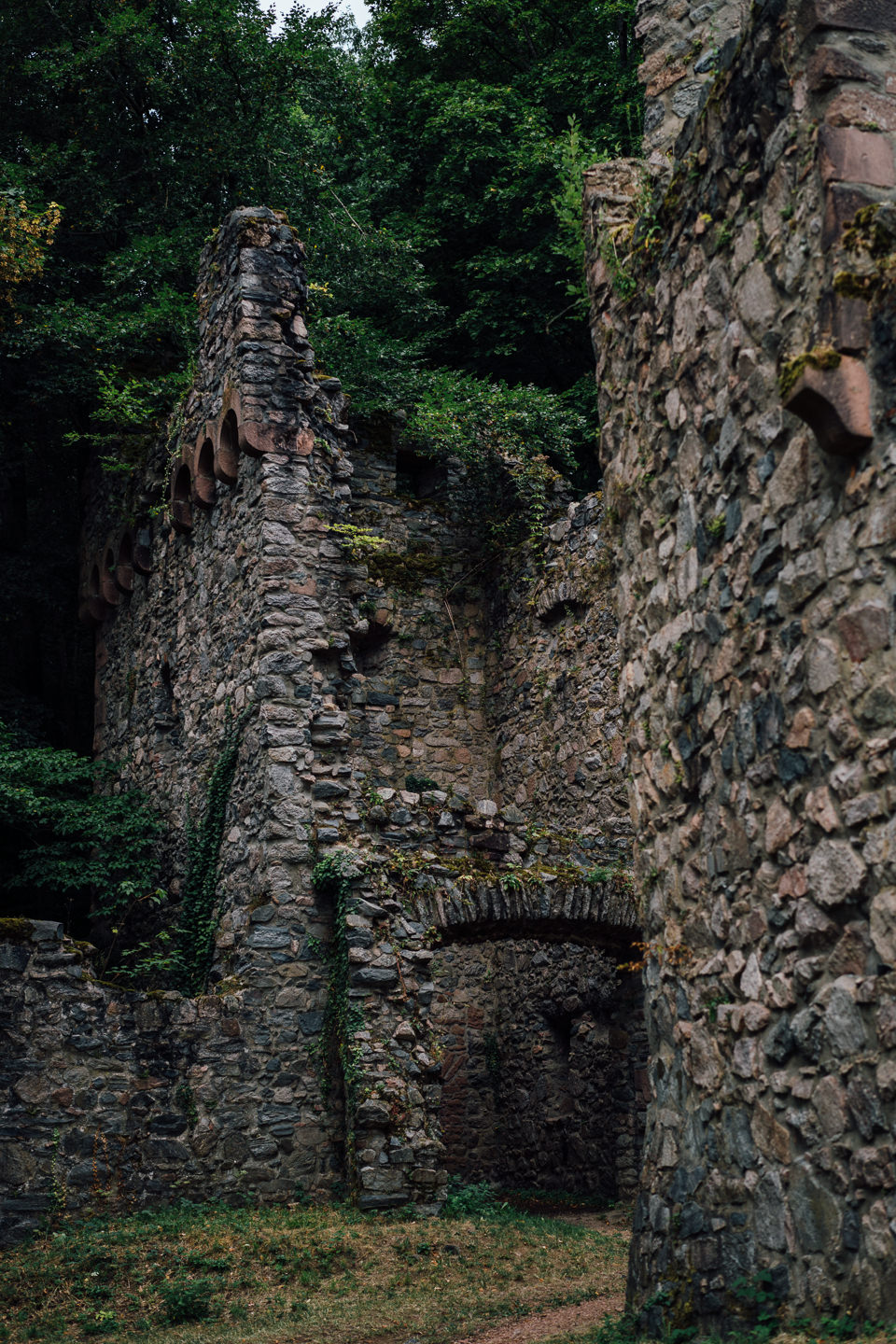 Hochzeitsfotograf Odenwald Burgruine Rodenstein Janina und Henrik Paarfotos auf der Burgruine