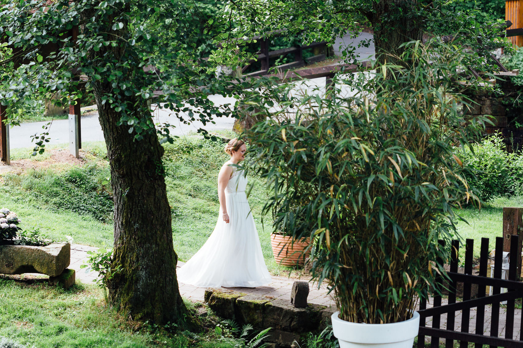 Hochzeitsfotograf Trauhochzeit in der Heidersbacher Muehle Nadine und Michael First Look Brautpaarportraits Paarfotos Hochzeitspaar