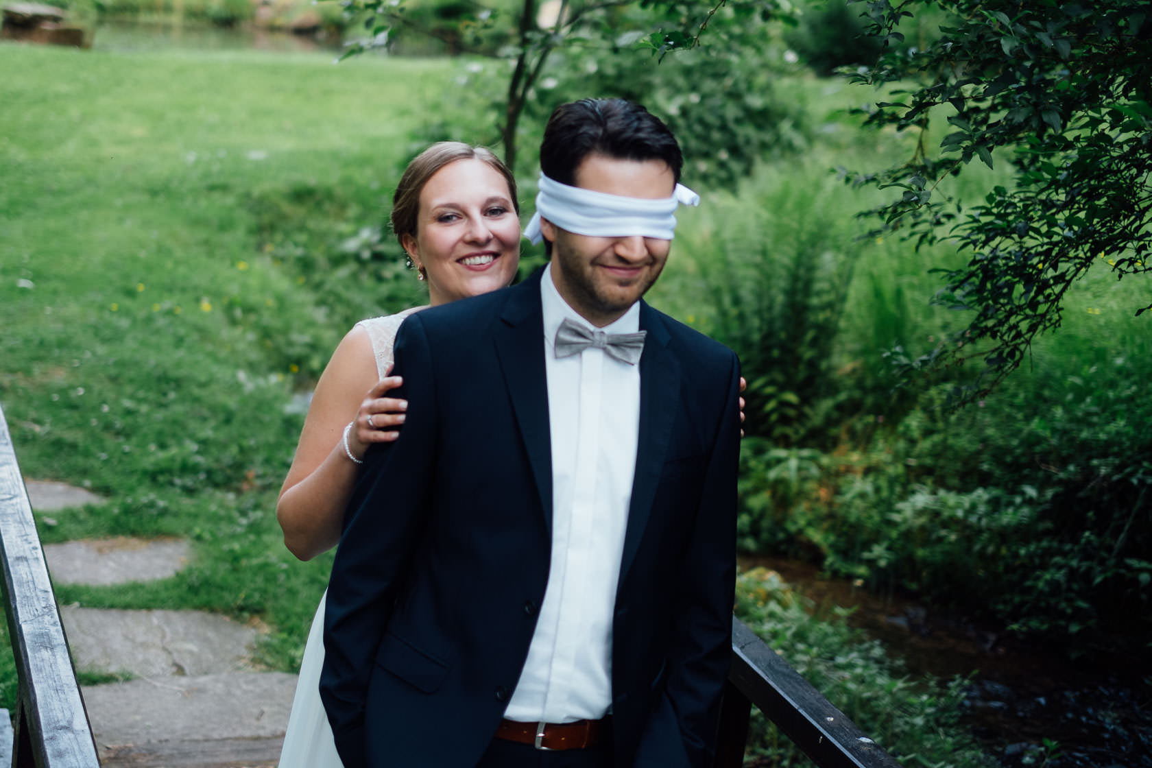 Hochzeitsfotograf Trauhochzeit in der Heidersbacher Muehle Nadine und Michael First Look Brautpaarportraits Paarfotos Hochzeitspaar