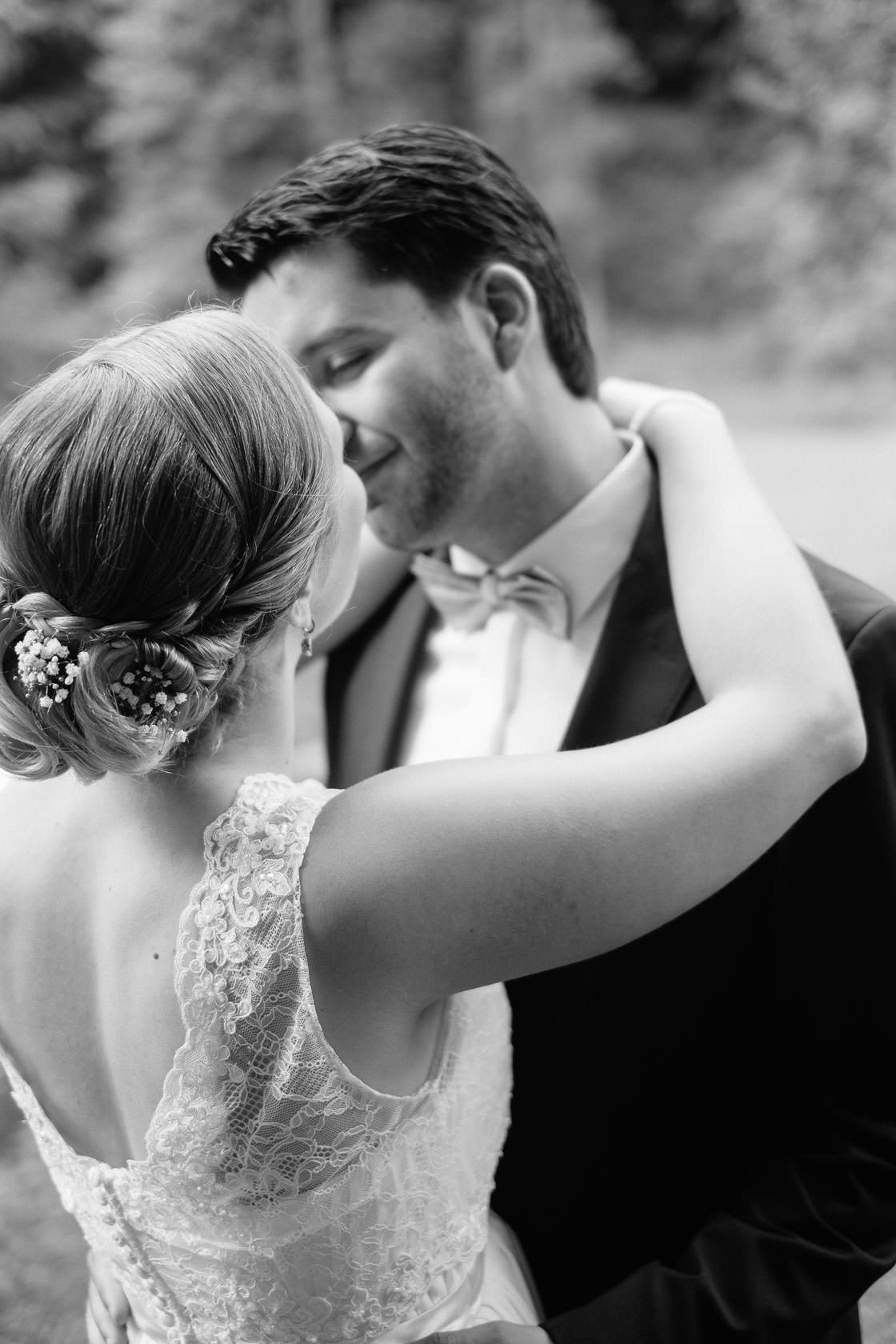 Hochzeitsfotograf Trauhochzeit in der Heidersbacher Muehle Nadine und Michael Natur Hochzeitsfotograf Trauhochzeit in der Heidersbacher Muehle Nadine und Michael Brautpaarportraits Paarfotos Hochzeitspaar Detailaufnahmen Blumen Hochzeitsringe