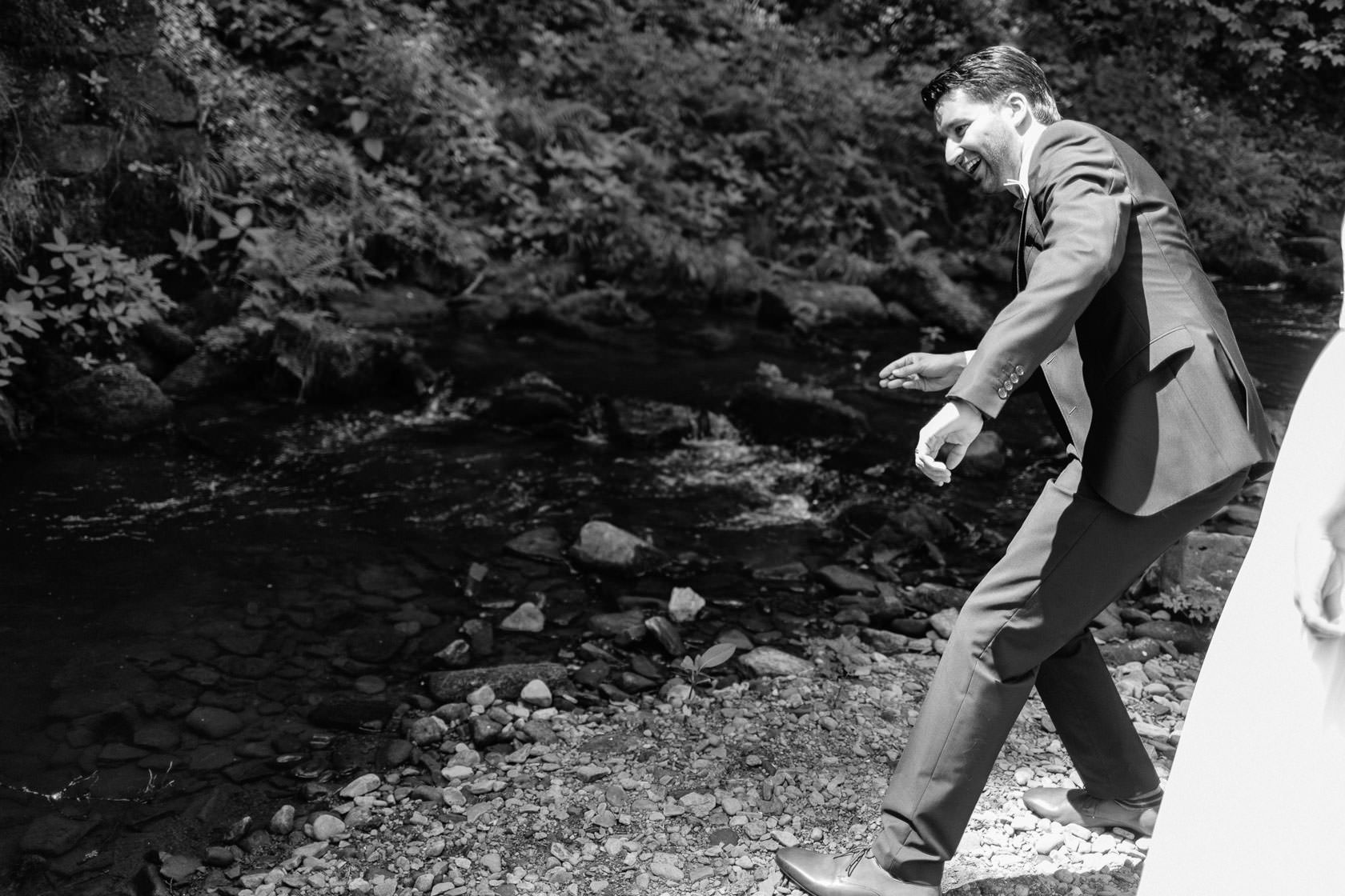 Hochzeitsfotograf Trauhochzeit in der Heidersbacher Muehle Nadine und Michael Natur Hochzeitsfotograf Trauhochzeit in der Heidersbacher Muehle Nadine und Michael Brautpaarportraits Paarfotos Hochzeitspaar Detailaufnahmen Blumen Hochzeitsringe