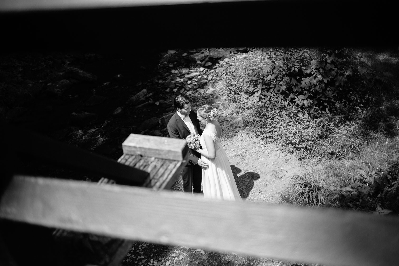 Hochzeitsfotograf Trauhochzeit in der Heidersbacher Muehle Nadine und Michael Natur Hochzeitsfotograf Trauhochzeit in der Heidersbacher Muehle Nadine und Michael Brautpaarportraits Paarfotos Hochzeitspaar Detailaufnahmen Blumen Hochzeitsringe