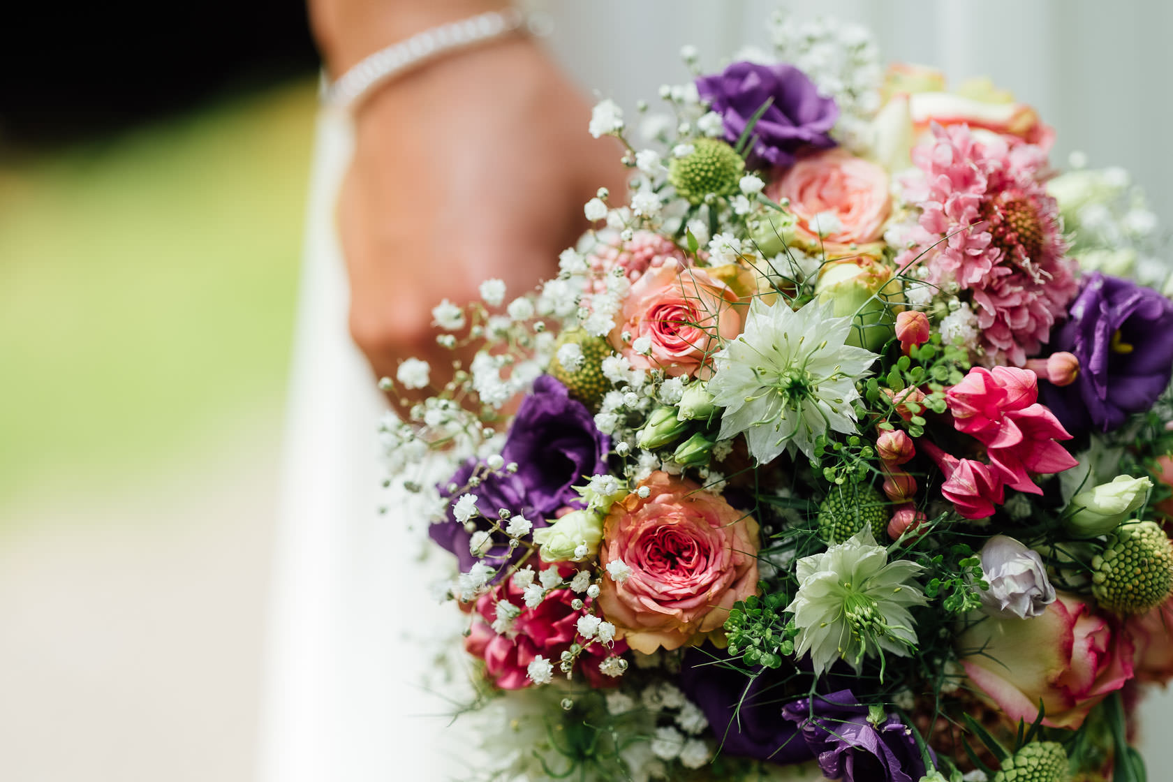 Hochzeitsfotograf Trauhochzeit in der Heidersbacher Muehle Nadine und Michael Natur Hochzeitsfotograf Trauhochzeit in der Heidersbacher Muehle Nadine und Michael Brautpaarportraits Paarfotos Hochzeitspaar Detailaufnahmen Blumen Hochzeitsringe