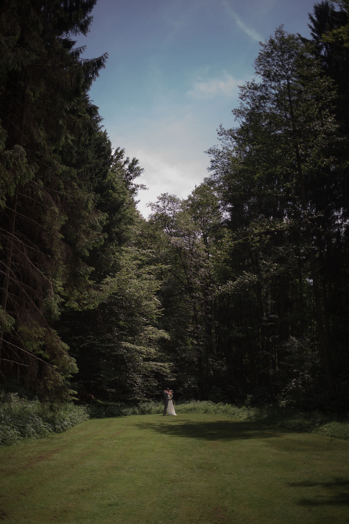 Hochzeitsfotograf Trauhochzeit in der Heidersbacher Muehle Nadine und Michael Natur Hochzeitsfotograf Trauhochzeit in der Heidersbacher Muehle Nadine und Michael Brautpaarportraits Paarfotos Hochzeitspaar Detailaufnahmen Blumen Hochzeitsringe