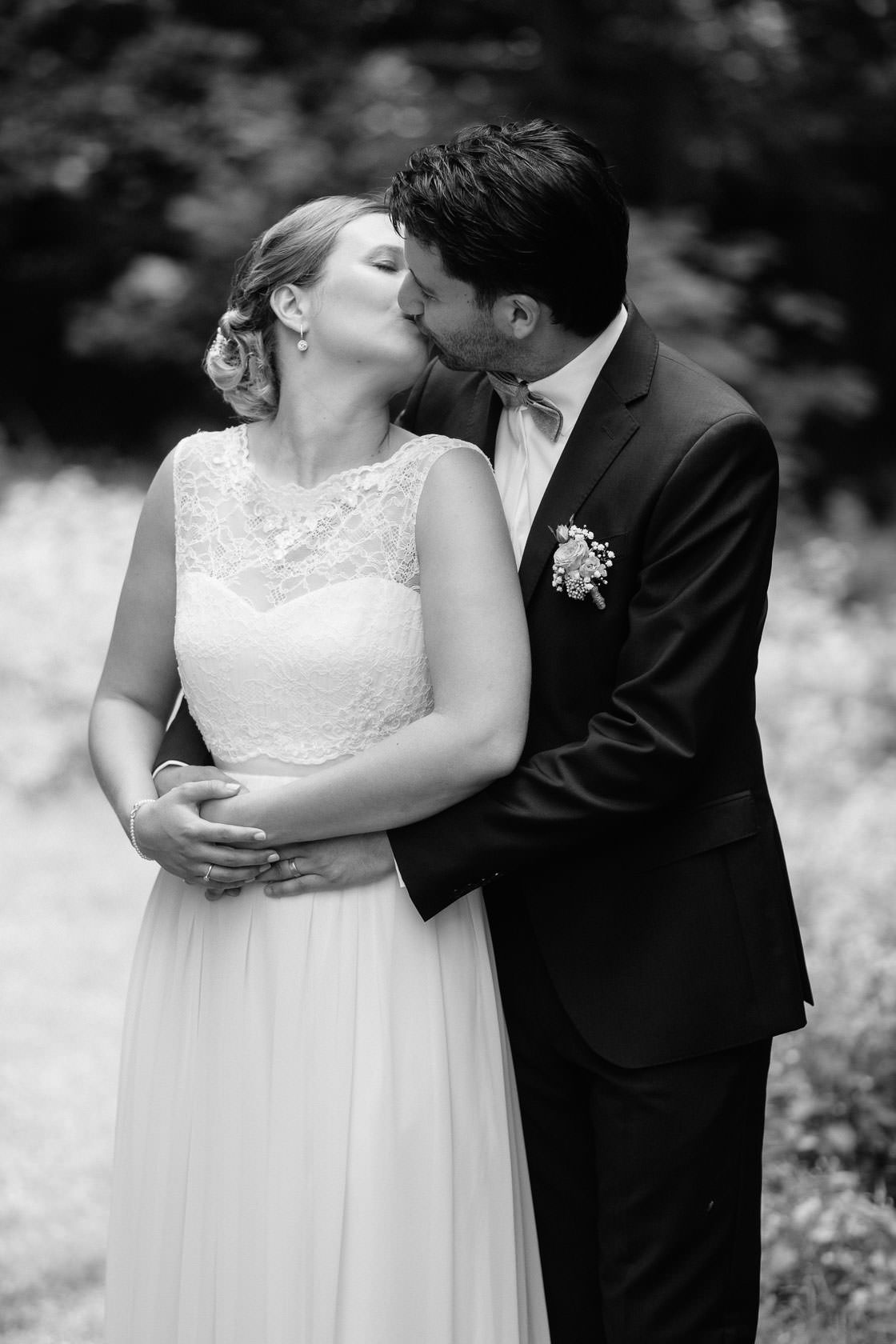 Hochzeitsfotograf Trauhochzeit in der Heidersbacher Muehle Nadine und Michael Natur Hochzeitsfotograf Trauhochzeit in der Heidersbacher Muehle Nadine und Michael Brautpaarportraits Paarfotos Hochzeitspaar Detailaufnahmen Blumen Hochzeitsringe