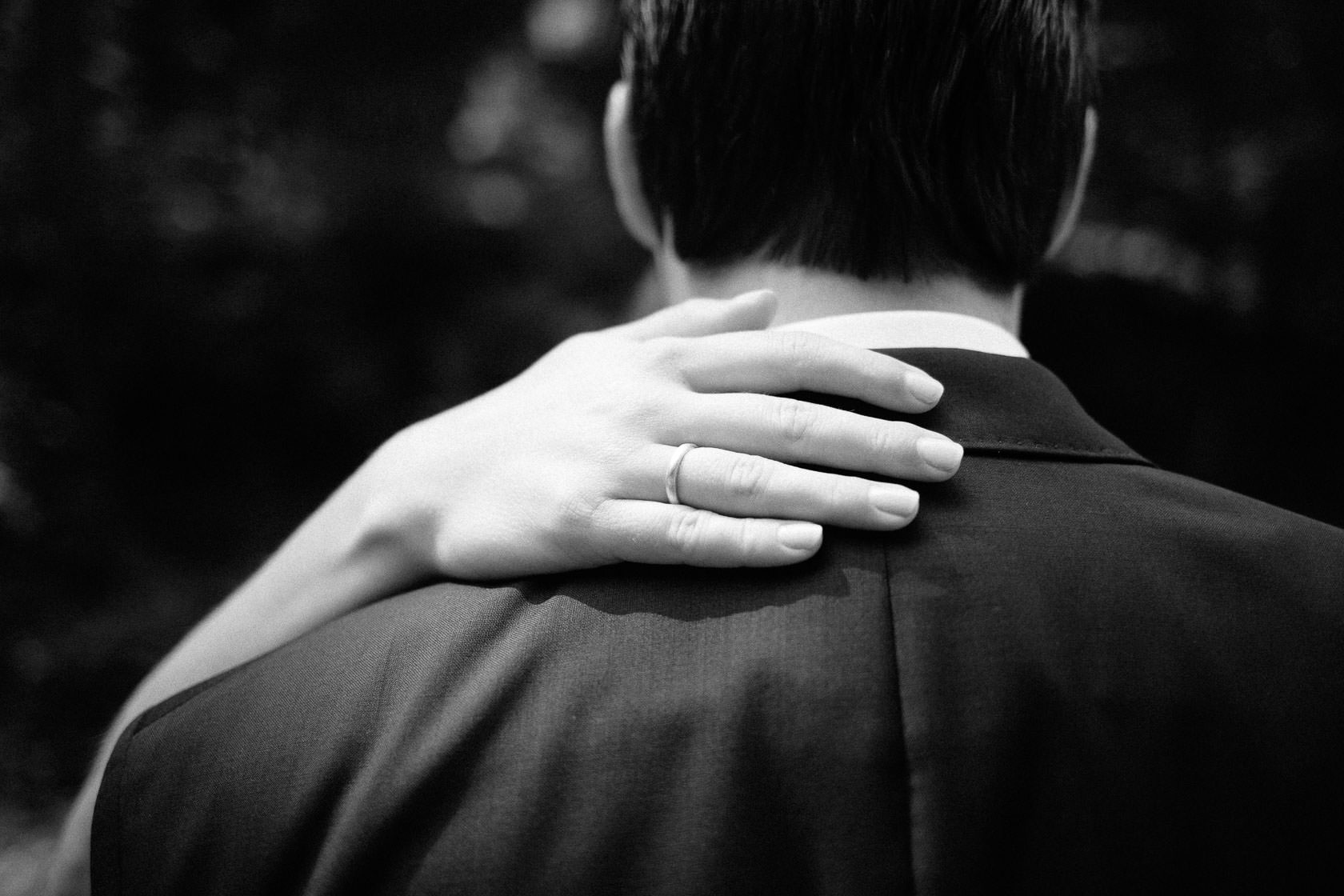 Hochzeitsfotograf Trauhochzeit in der Heidersbacher Muehle Nadine und Michael Natur Hochzeitsfotograf Trauhochzeit in der Heidersbacher Muehle Nadine und Michael Brautpaarportraits Paarfotos Hochzeitspaar Detailaufnahmen Blumen Hochzeitsringe