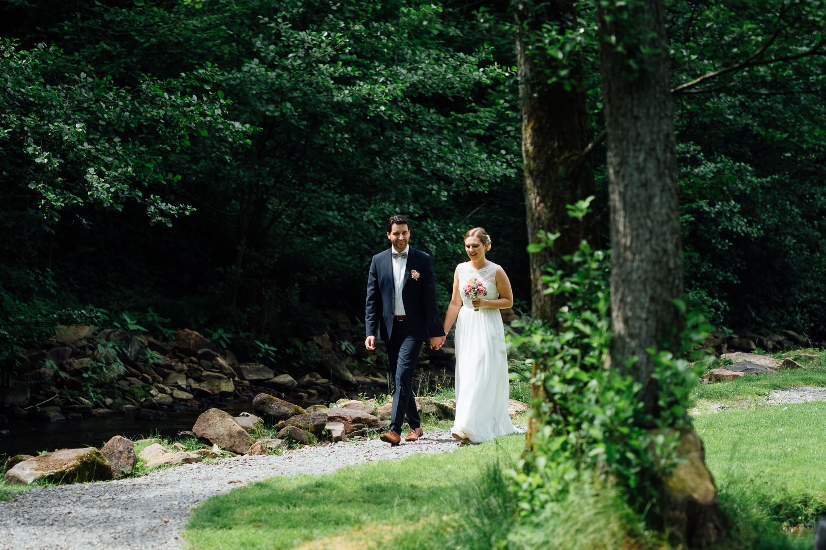Hochzeitsfotograf Trauhochzeit in der Heidersbacher Muehle Nadine und Michael Natur Hochzeitsreportage Sommer Sonne Gewitter Freie Trauung
