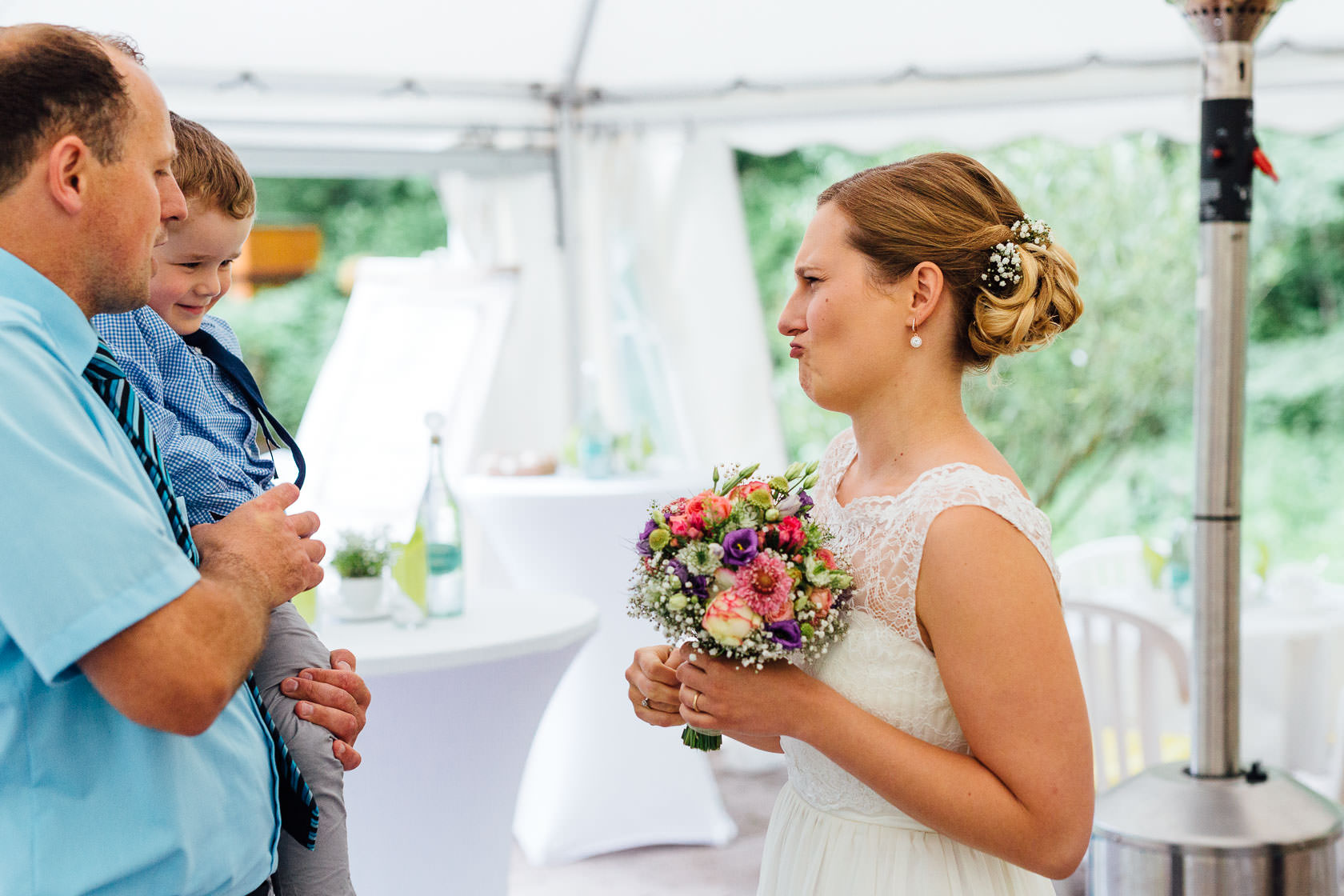 Hochzeitsfotograf Trauhochzeit in der Heidersbacher Muehle Nadine und Michael Natur Hochzeitsreportage Sommer Sonne Gewitter Freie Trauung Reportagefotografie Waghaeusel Mannheim Karlsrue Hochzeitsfotografie Hochzeitsfotos