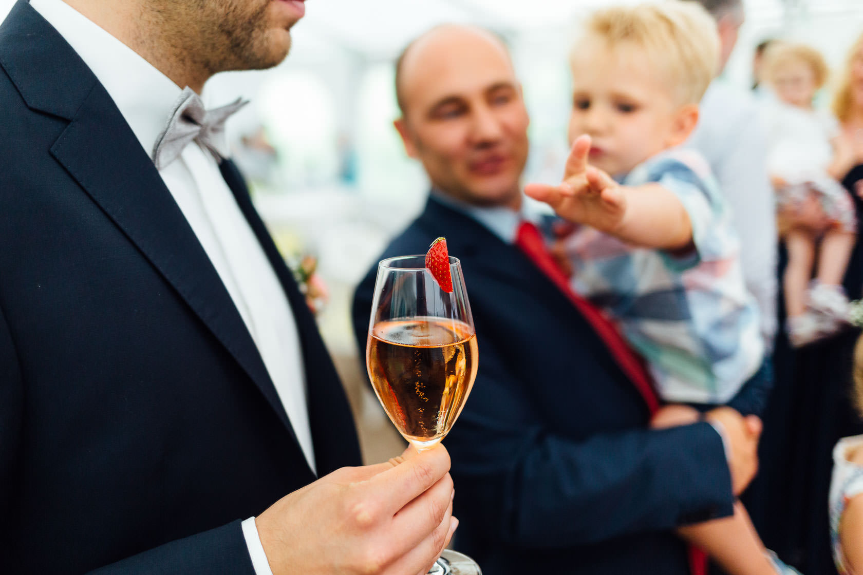 Hochzeitsfotograf Trauhochzeit in der Heidersbacher Muehle Nadine und Michael Natur Hochzeitsreportage Sommer Sonne Gewitter Freie Trauung Reportagefotografie Waghaeusel Mannheim Karlsrue Hochzeitsfotografie Hochzeitsfotos