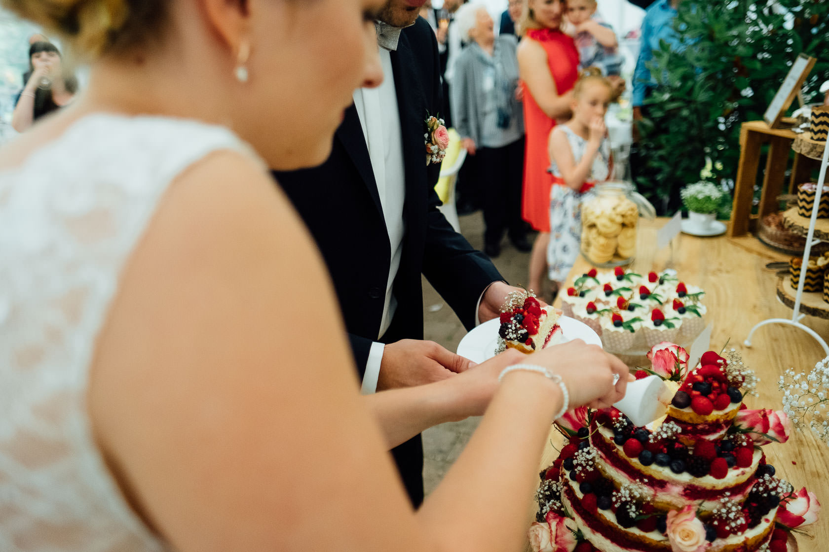 Hochzeitsfotograf Trauhochzeit in der Heidersbacher Muehle Nadine und Michael Natur Hochzeitsreportage Sommer Sonne Gewitter Freie Trauung Reportagefotografie Waghaeusel Mannheim Karlsrue Hochzeitsfotografie Hochzeitsfotos