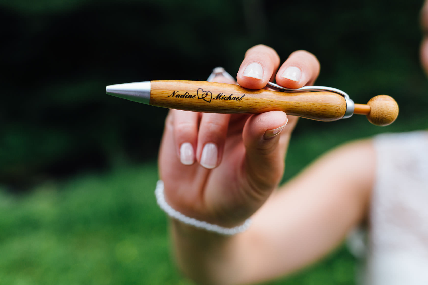 Hochzeitsfotograf Trauhochzeit in der Heidersbacher Muehle Nadine und Michael Natur Hochzeitsreportage Sommer Sonne Gewitter Freie Trauung Reportagefotografie Waghaeusel Mannheim Karlsrue Hochzeitsfotografie Hochzeitsfotos