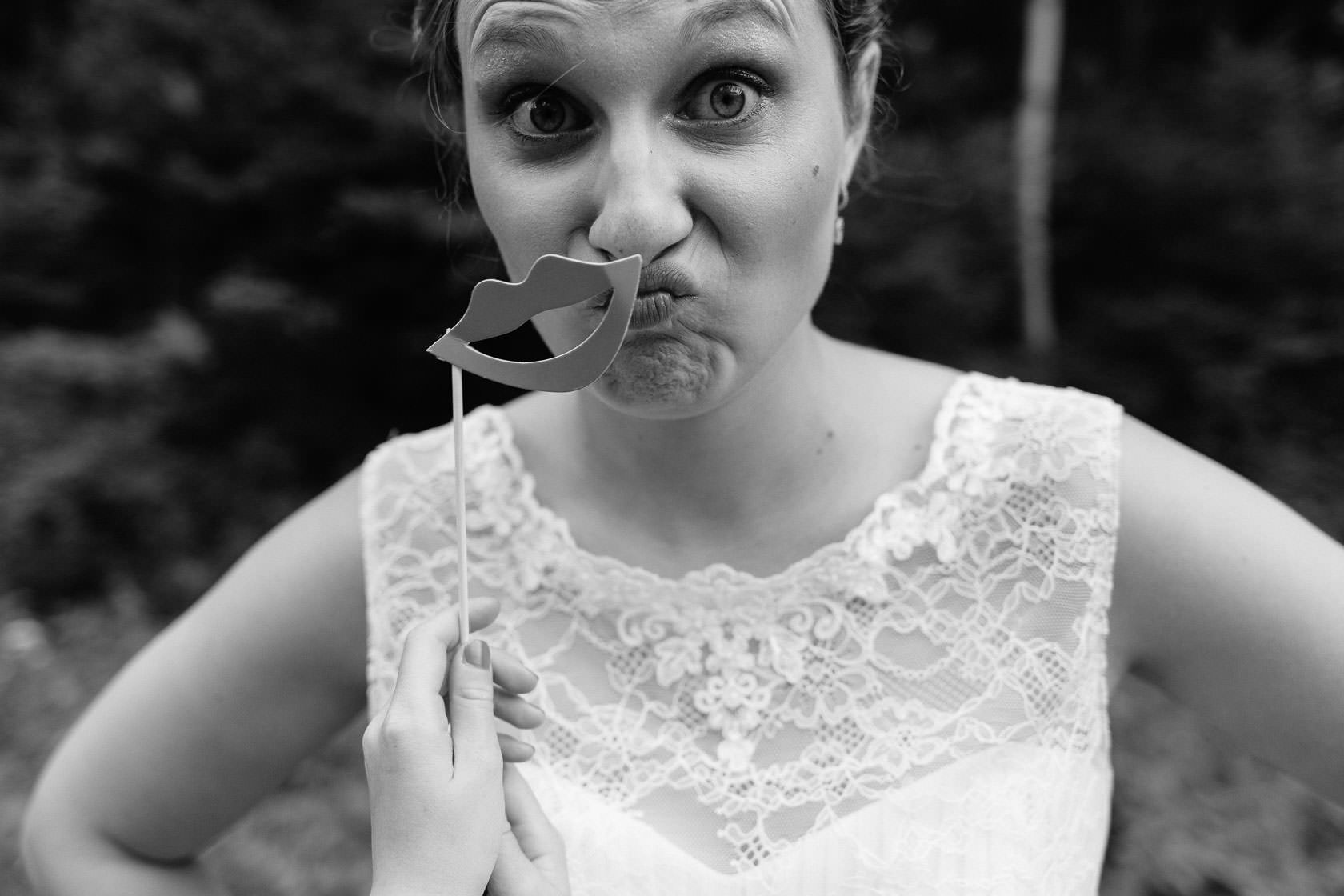 Hochzeitsfotograf Trauhochzeit in der Heidersbacher Muehle Nadine und Michael Natur Hochzeitsreportage Sommer Sonne Gewitter Freie Trauung Reportagefotografie Waghaeusel Mannheim Karlsrue Hochzeitsfotografie Hochzeitsfotos