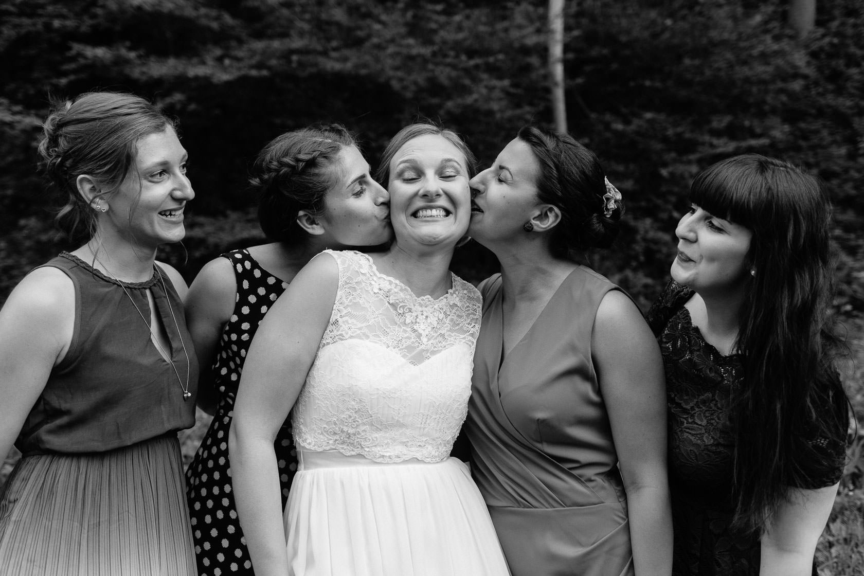 Hochzeitsfotograf Trauhochzeit in der Heidersbacher Muehle Nadine und Michael Natur Hochzeitsreportage Sommer Sonne Gewitter Freie Trauung Reportagefotografie Waghaeusel Mannheim Karlsrue Hochzeitsfotografie Hochzeitsfotos