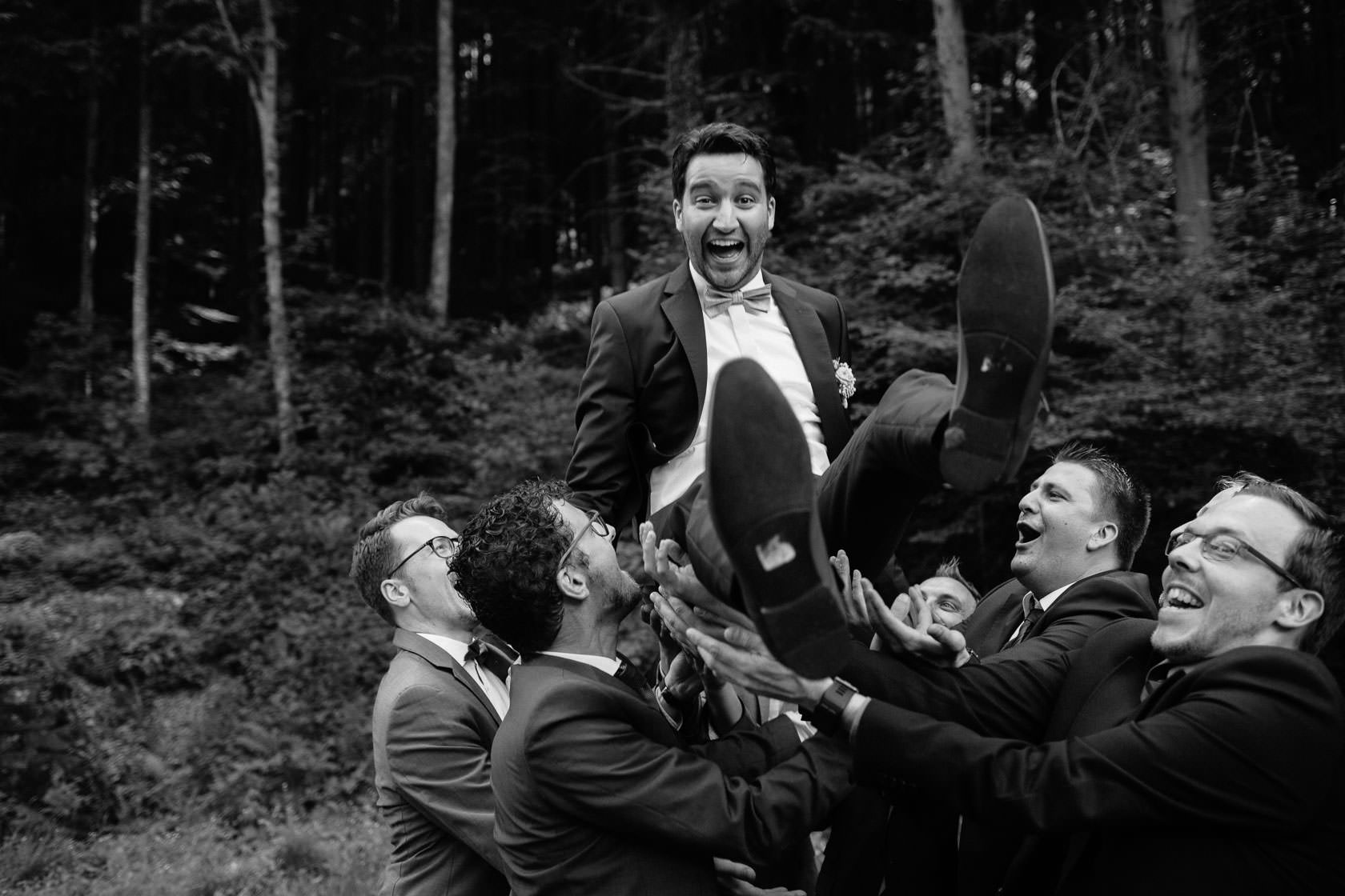 Hochzeitsfotograf Trauhochzeit in der Heidersbacher Muehle Nadine und Michael Natur Hochzeitsreportage Sommer Sonne Gewitter Freie Trauung Reportagefotografie Waghaeusel Mannheim Karlsrue Hochzeitsfotografie Hochzeitsfotos