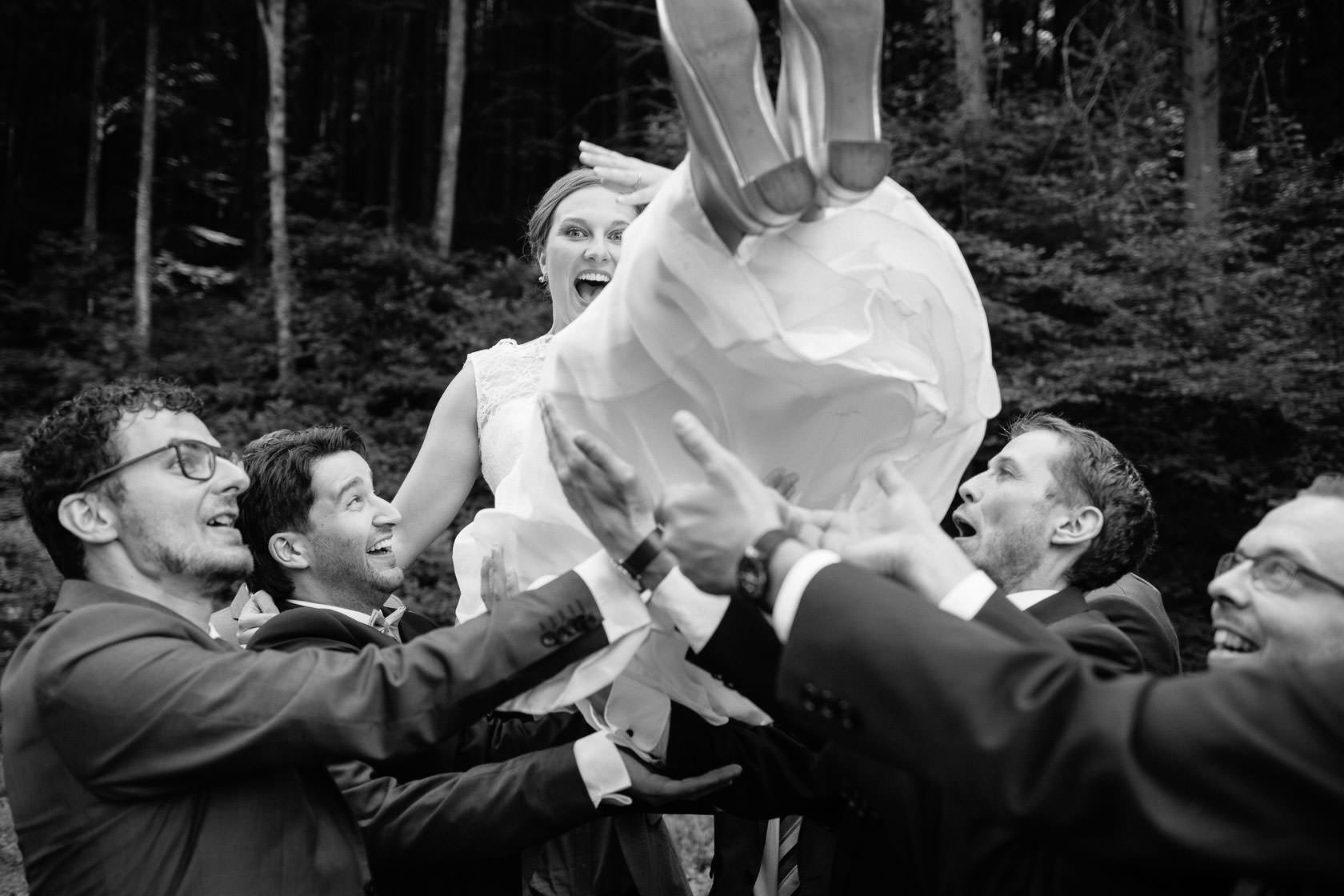 Hochzeitsfotograf Trauhochzeit in der Heidersbacher Muehle Nadine und Michael Natur Hochzeitsreportage Sommer Sonne Gewitter Freie Trauung Reportagefotografie Waghaeusel Mannheim Karlsrue Hochzeitsfotografie Hochzeitsfotos