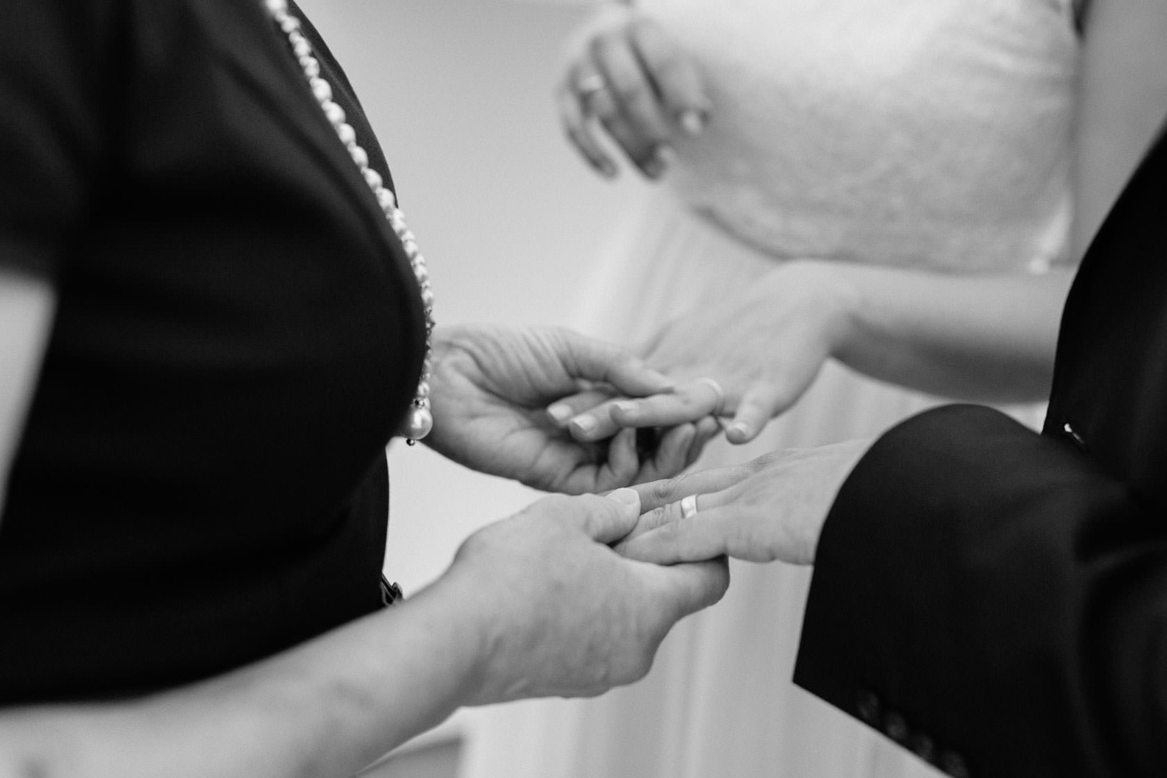 Hochzeitsfotograf Trauhochzeit in der Heidersbacher Muehle Nadine und Michael Natur Hochzeitsreportage Sommer Sonne Gewitter Freie Trauung Reportagefotografie Waghaeusel Mannheim Karlsrue Hochzeitsfotografie Hochzeitsfotos