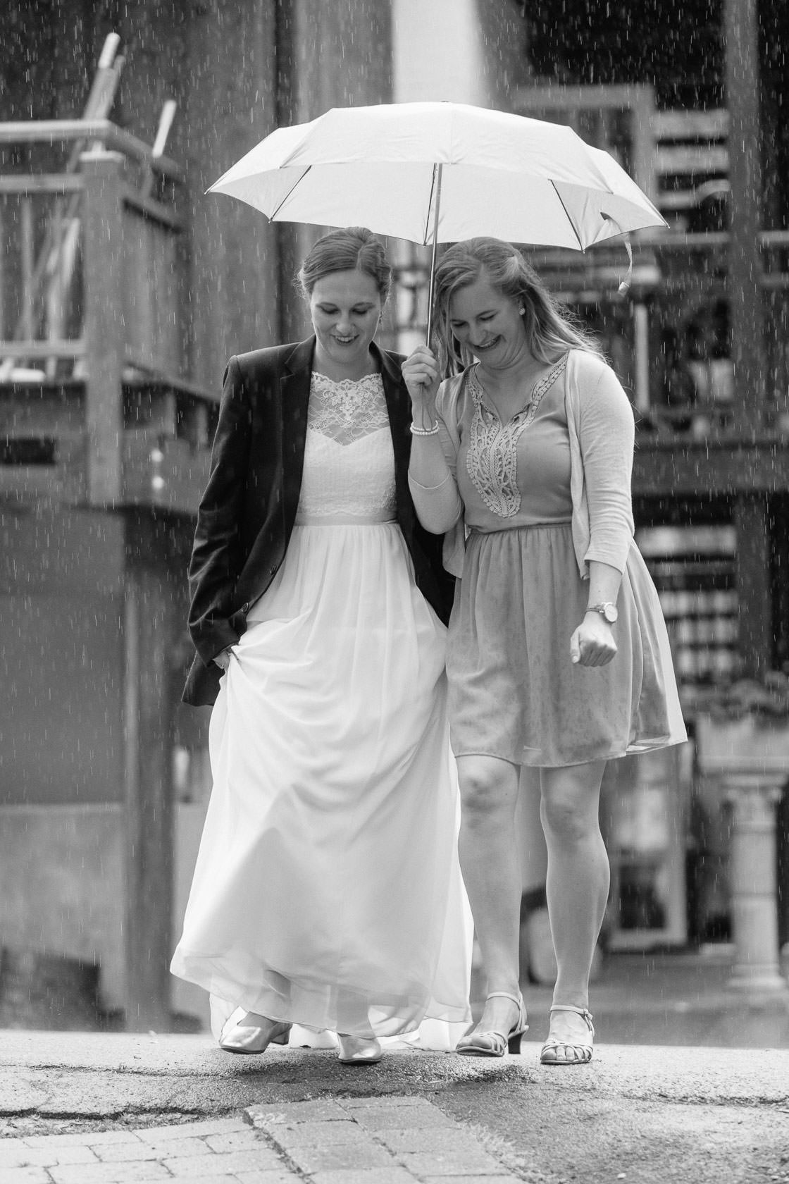 Hochzeitsfotograf Trauhochzeit in der Heidersbacher Muehle Nadine und Michael Natur Hochzeitsreportage Sommer Sonne Gewitter Freie Trauung Reportagefotografie Waghaeusel Mannheim Karlsrue Hochzeitsfotografie Hochzeitsfotos