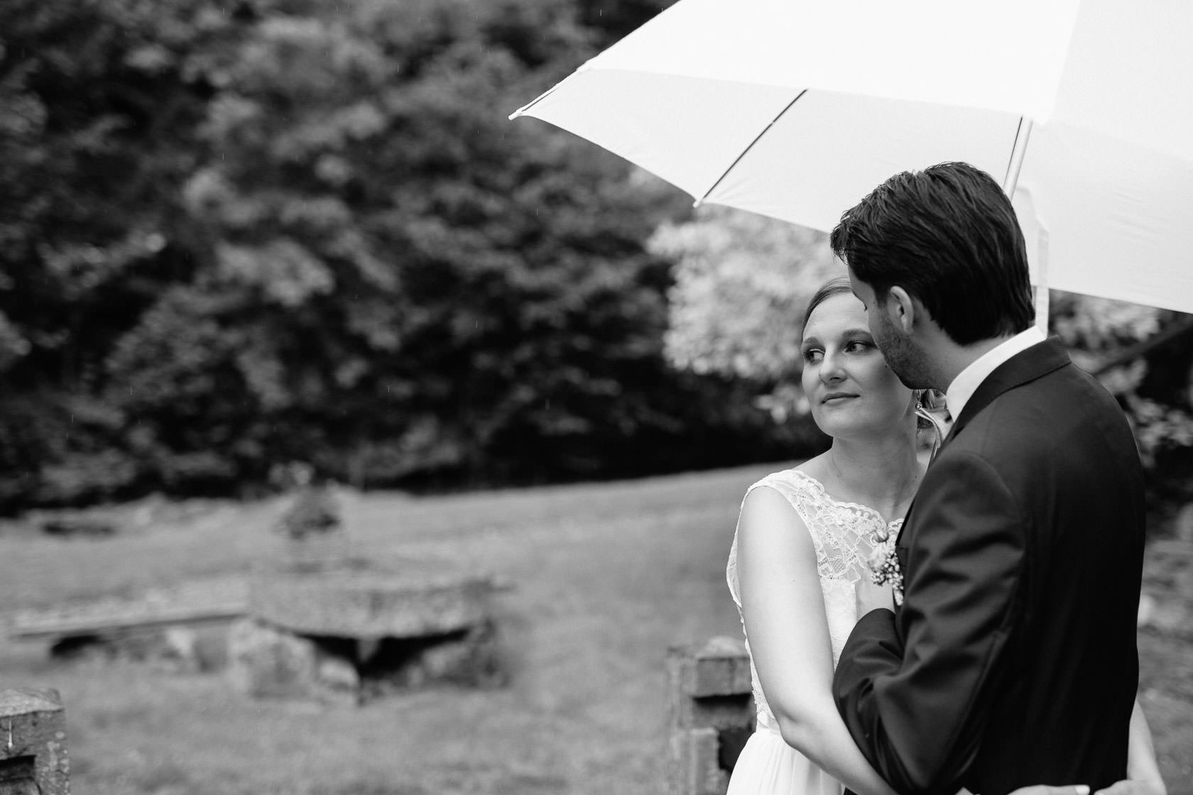 Hochzeitsfotograf Trauhochzeit in der Heidersbacher Muehle Nadine und Michael Natur Hochzeitsreportage Sommer Sonne Gewitter Freie Trauung Reportagefotografie Waghaeusel Mannheim Karlsrue Hochzeitsfotografie Hochzeitsfotos