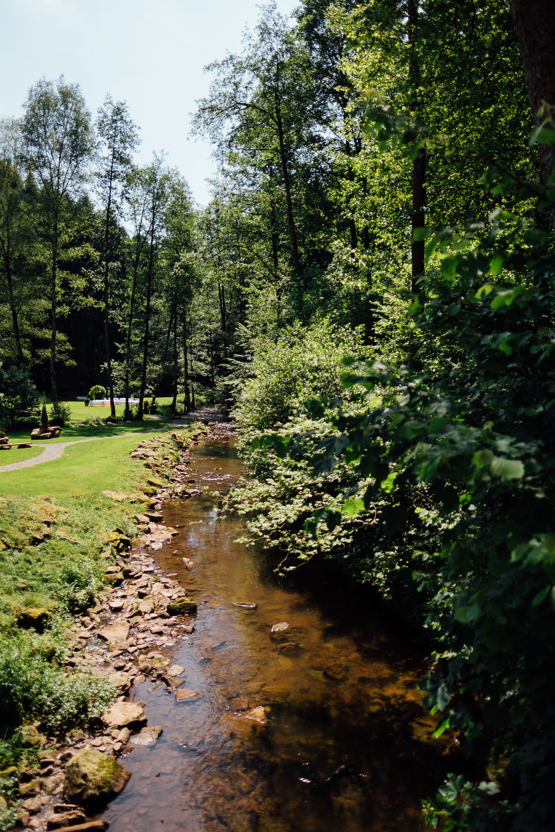 Hochzeitsfotograf Trauhochzeit in der Heidersbacher Muehle Nadine und Michael Natur Hochzeitsreportage Sommer Sonne Gewitter Freie Trauung