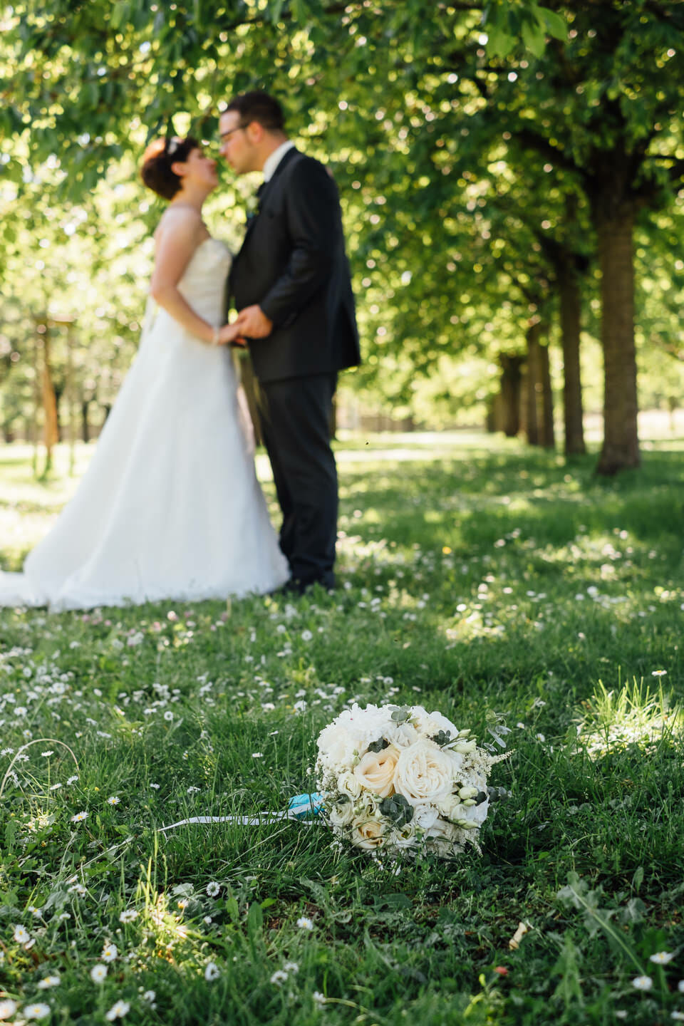 Sabrina und Jochen Sommerhochzeit in Schwetzingen Brautstrauß Ringe Eheringe Detailaufnahmen