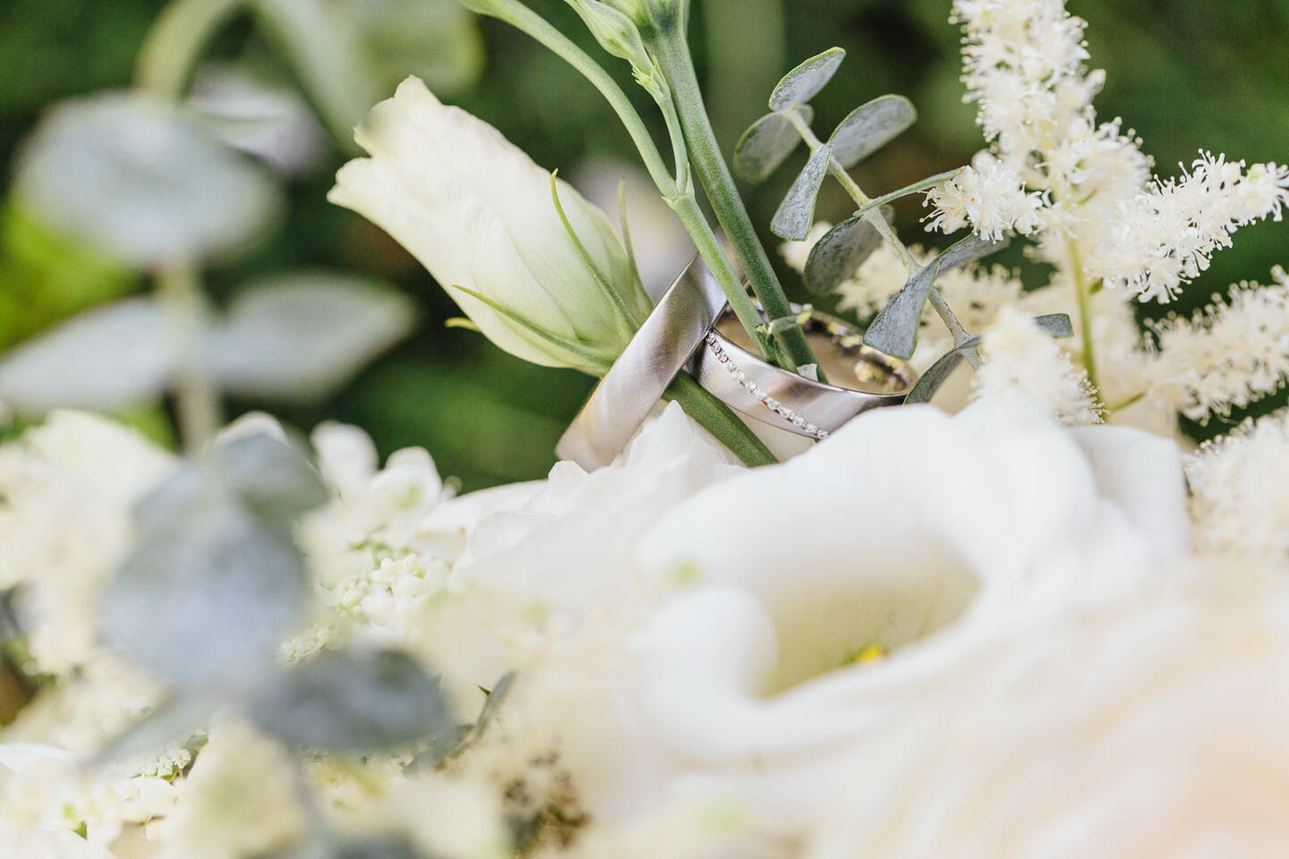 Sabrina und Jochen Sommerhochzeit in Schwetzingen Brautstrauß Ringe Eheringe Detailaufnahmen